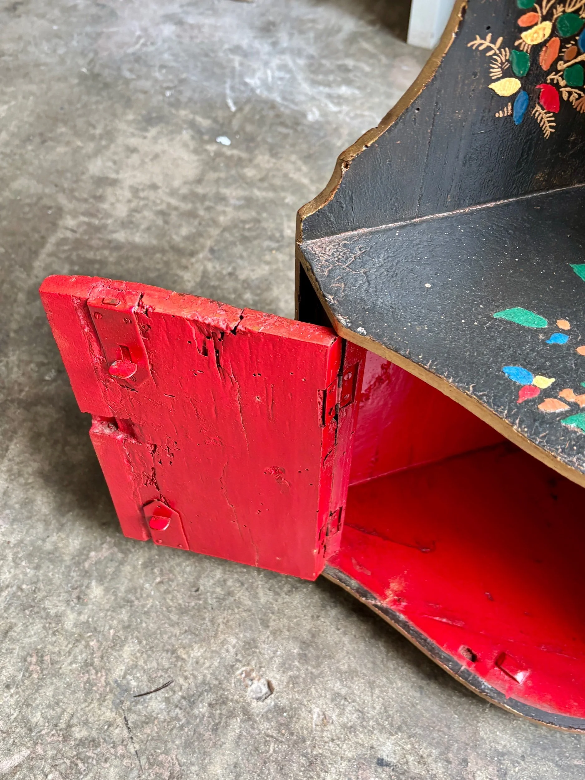 encoignure-bois-noir-rouge-dore-meuble-rangement-antique-vintage-axs-design-paris-france