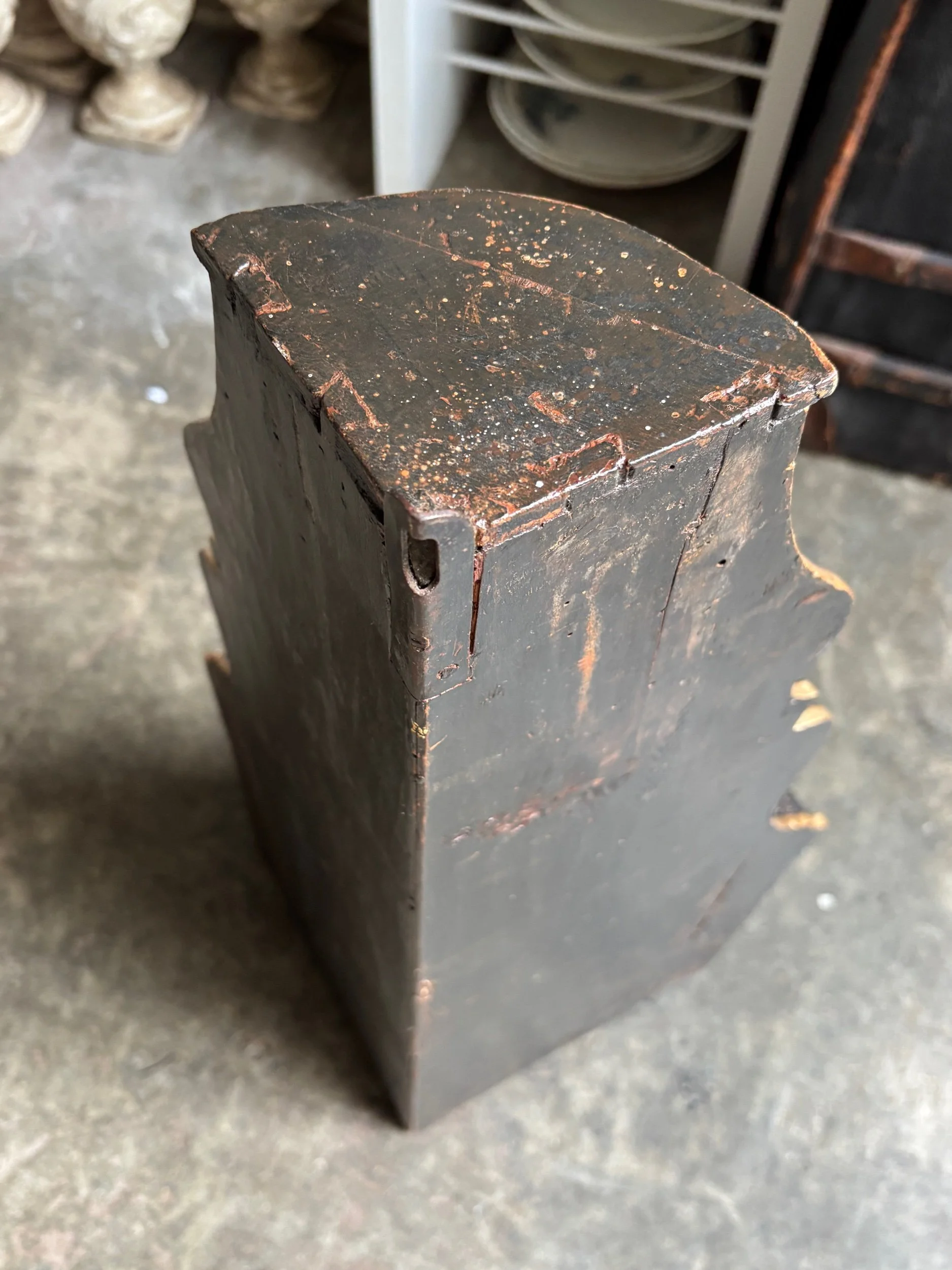 encoignure-bois-noir-rouge-dore-meuble-rangement-antique-vintage-axs-design-paris-france