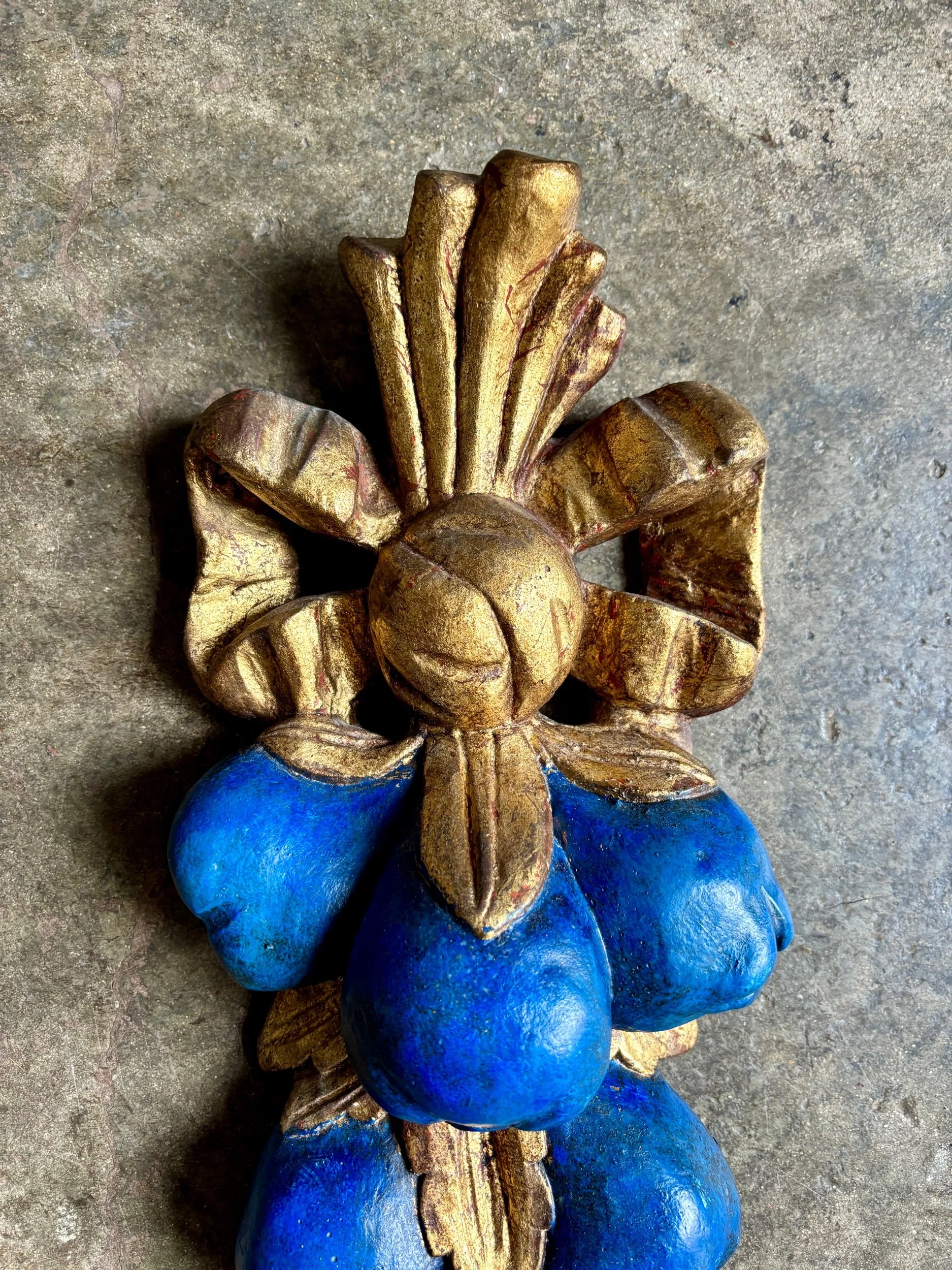 ornement-mural-fruits-platre-bleu-dore-decoration-vintage-axs-design-paris-france