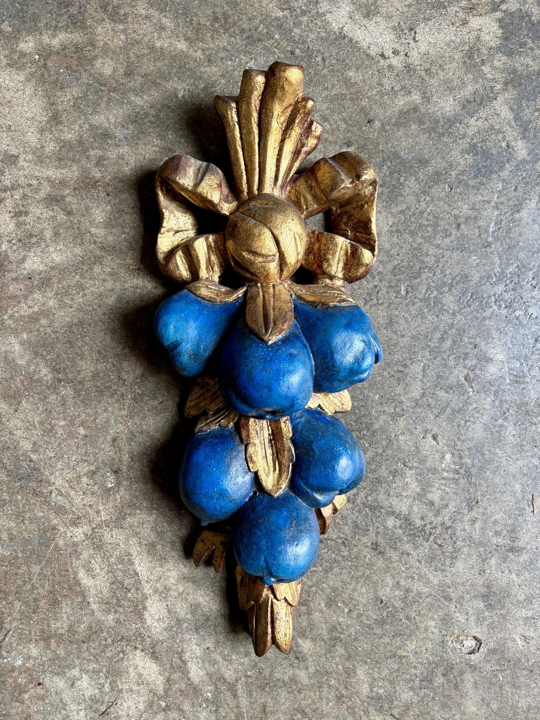 ornement-mural-fruits-platre-bleu-dore-decoration-vintage-axs-design-paris-france
