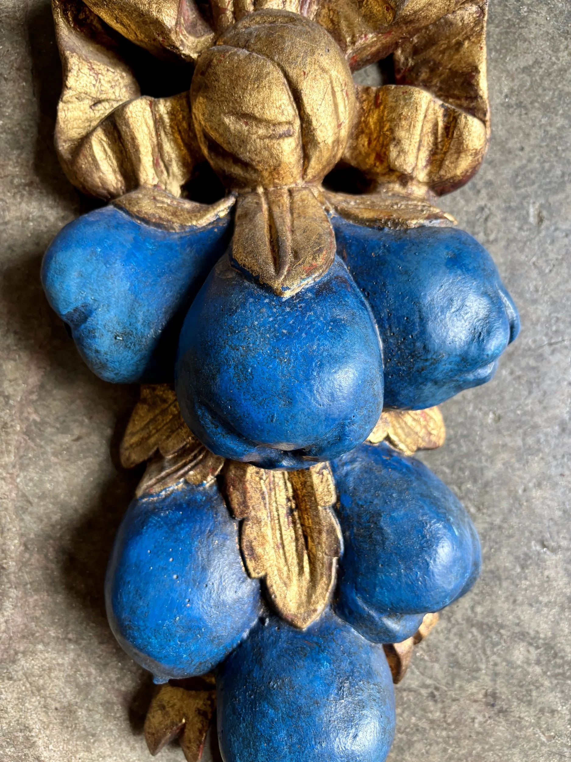 ornement-mural-fruits-platre-bleu-dore-decoration-vintage-axs-design-paris-france