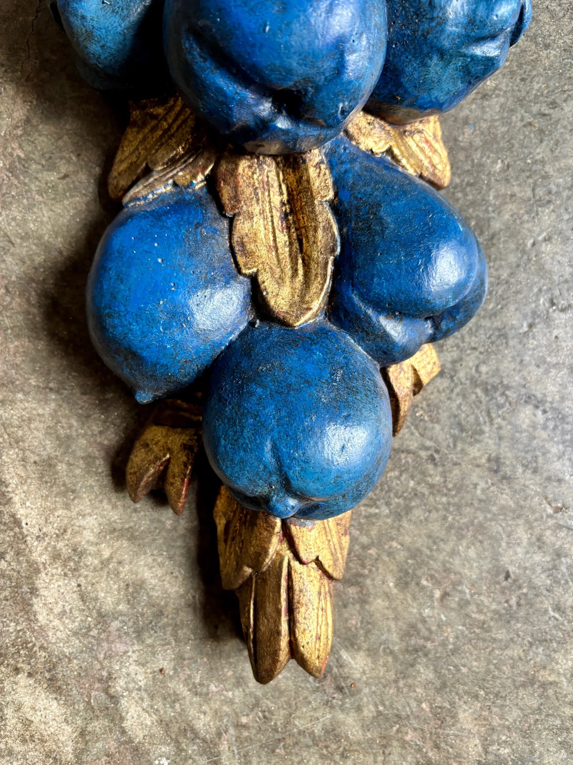 ornement-mural-fruits-platre-bleu-dore-decoration-vintage-axs-design-paris-france