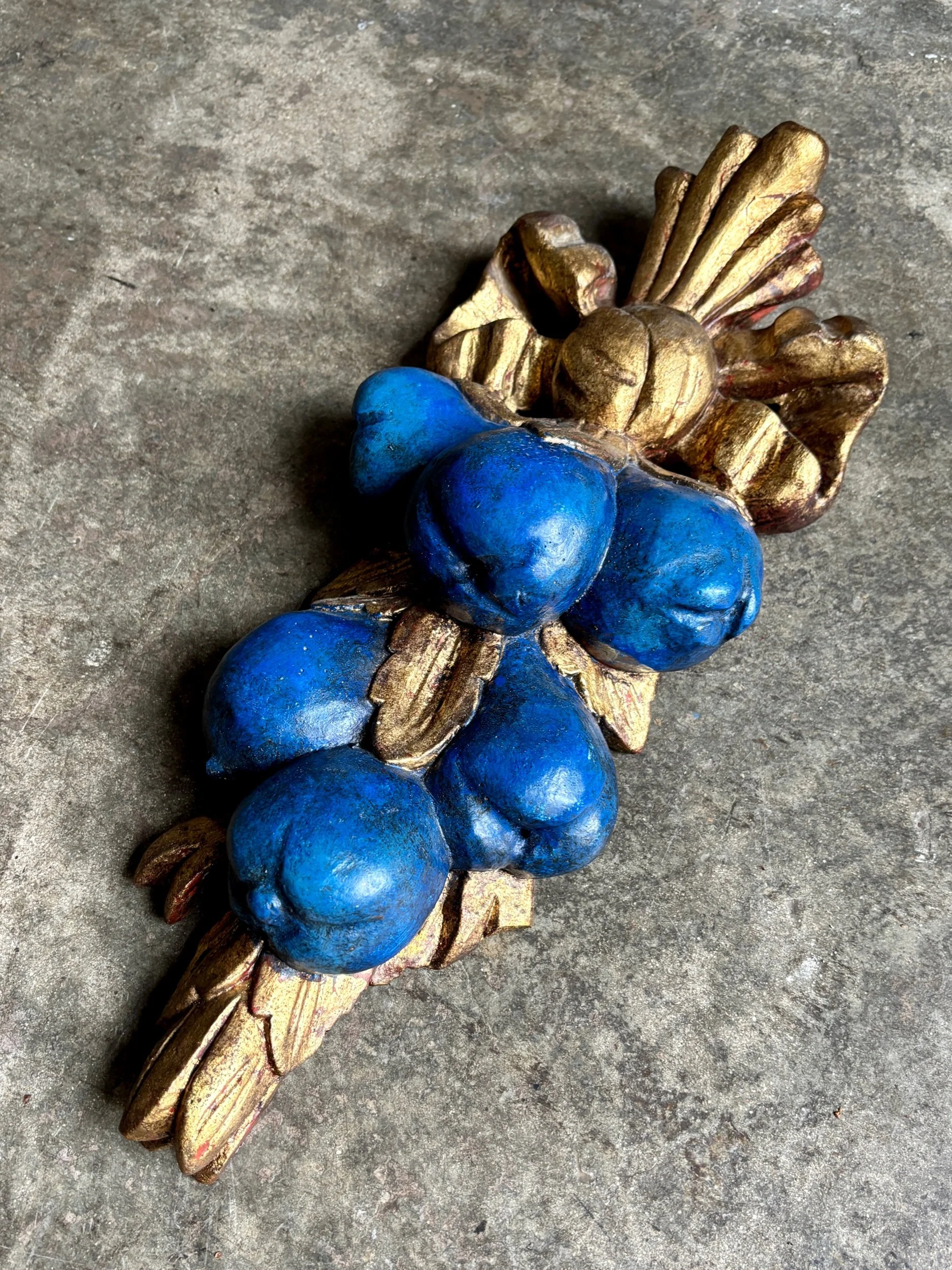ornement-mural-fruits-platre-bleu-dore-decoration-vintage-axs-design-paris-france