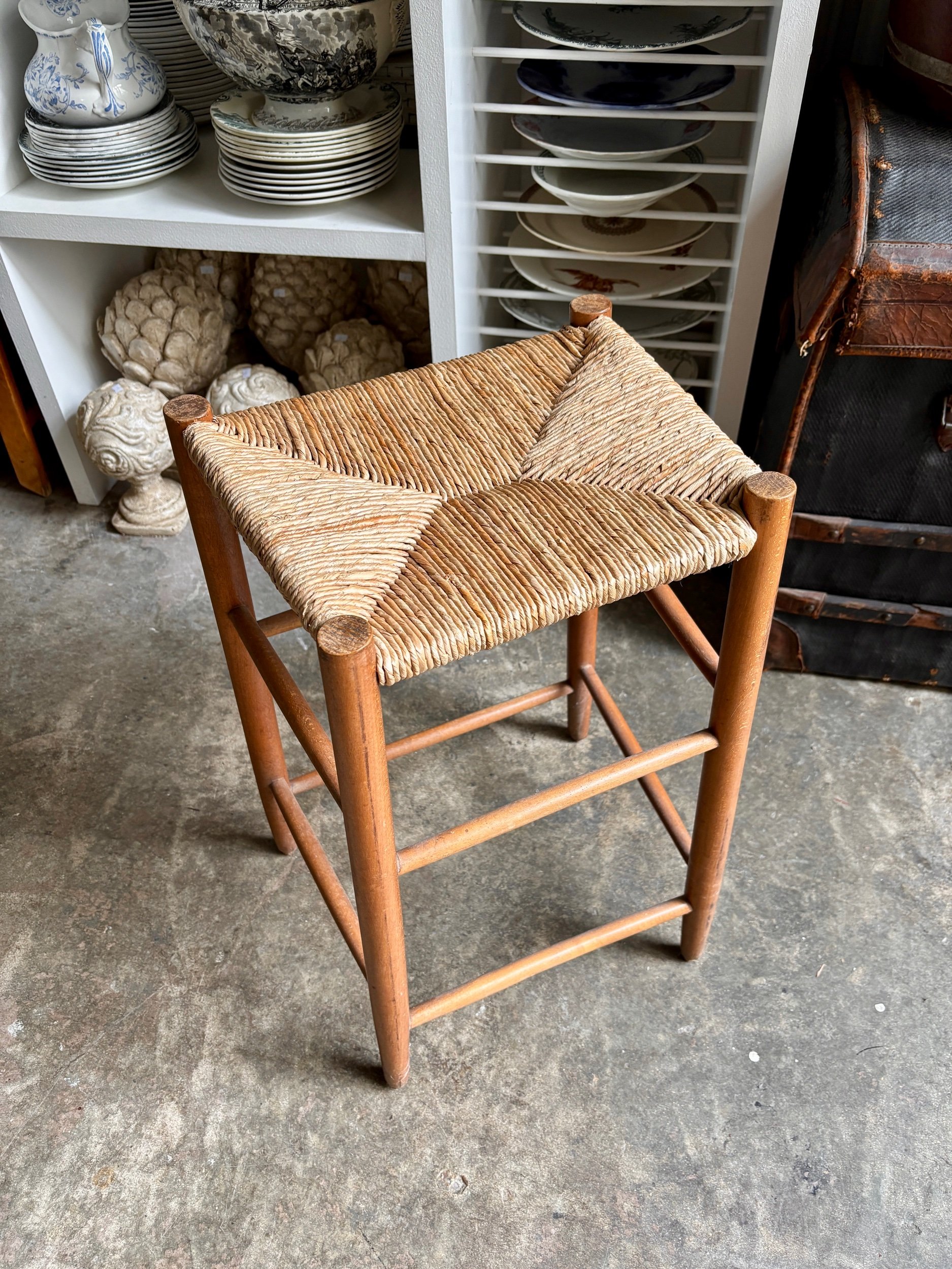 Tabouret haut en paille tressée et bois