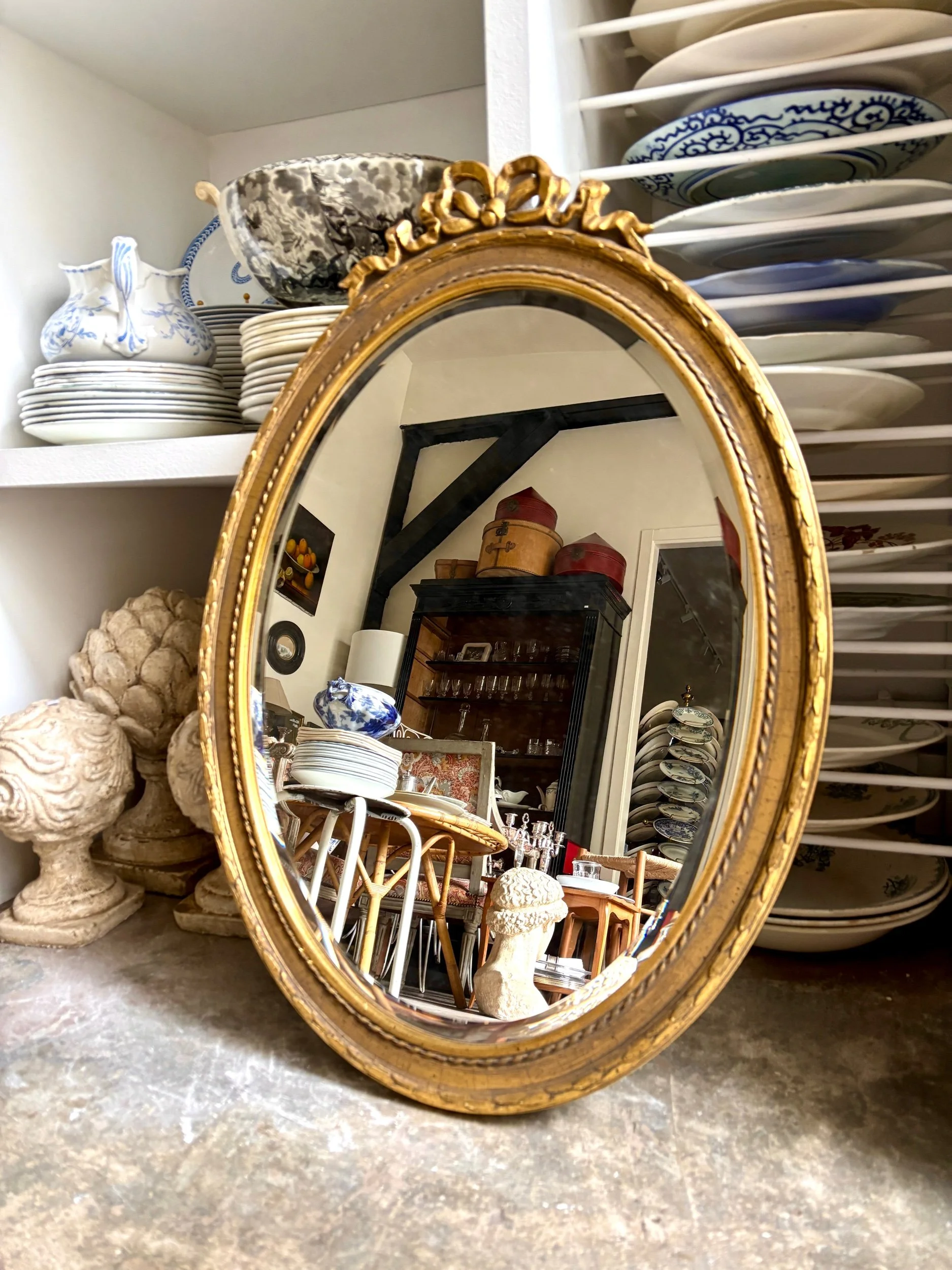 Miroir ovale doré décor de noeud, Deknudt Belgique 71 x 50 cm