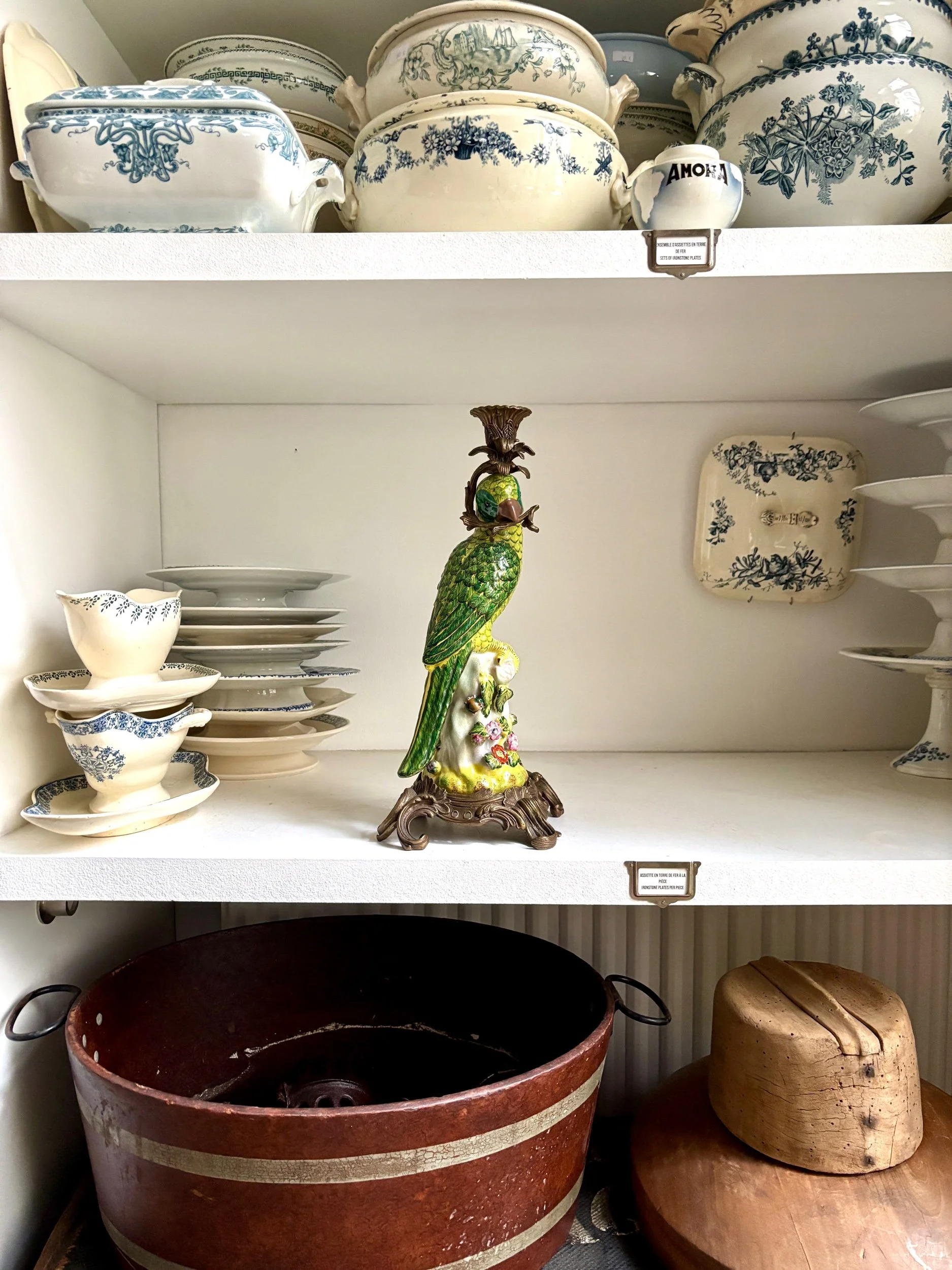 Bougeoir perruche en porcelaine et monture bronze, manufacture Wong Lee n°1