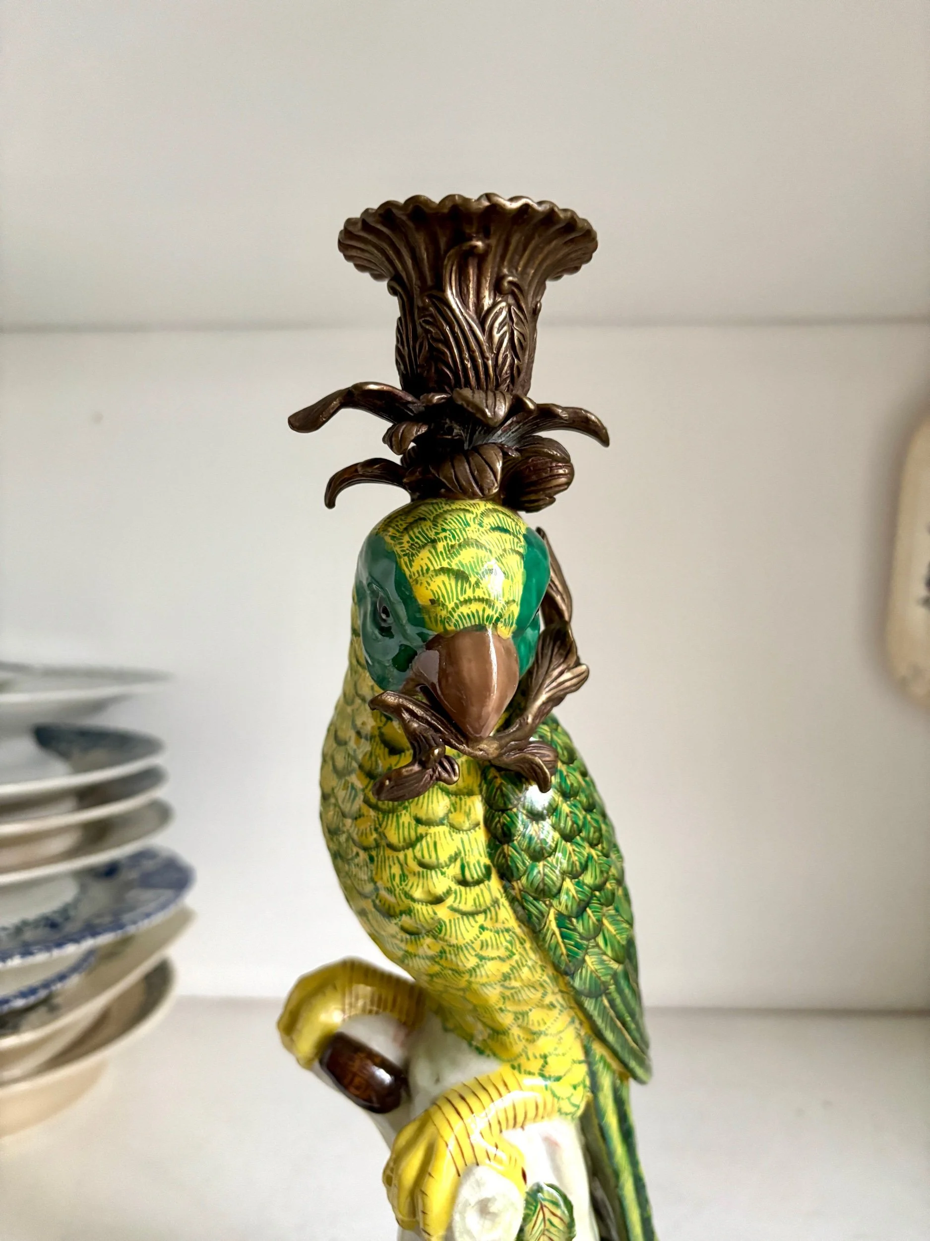 Bougeoir perruche en porcelaine polychrome et monture bronze, manufacture Wong Lee n°2