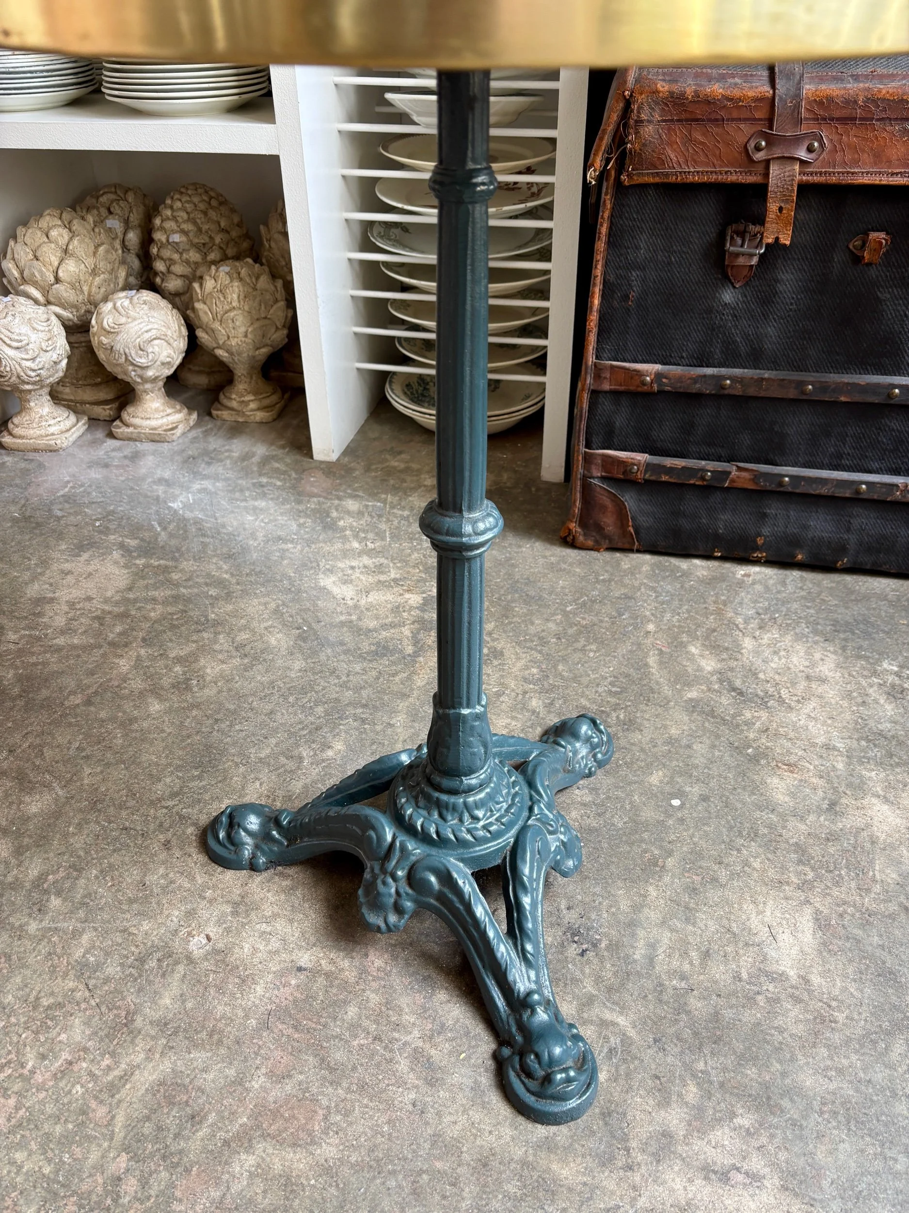 table-bistrot-marbre-blanc-fonte-fer-vert-vintage-axs-design-paris-france