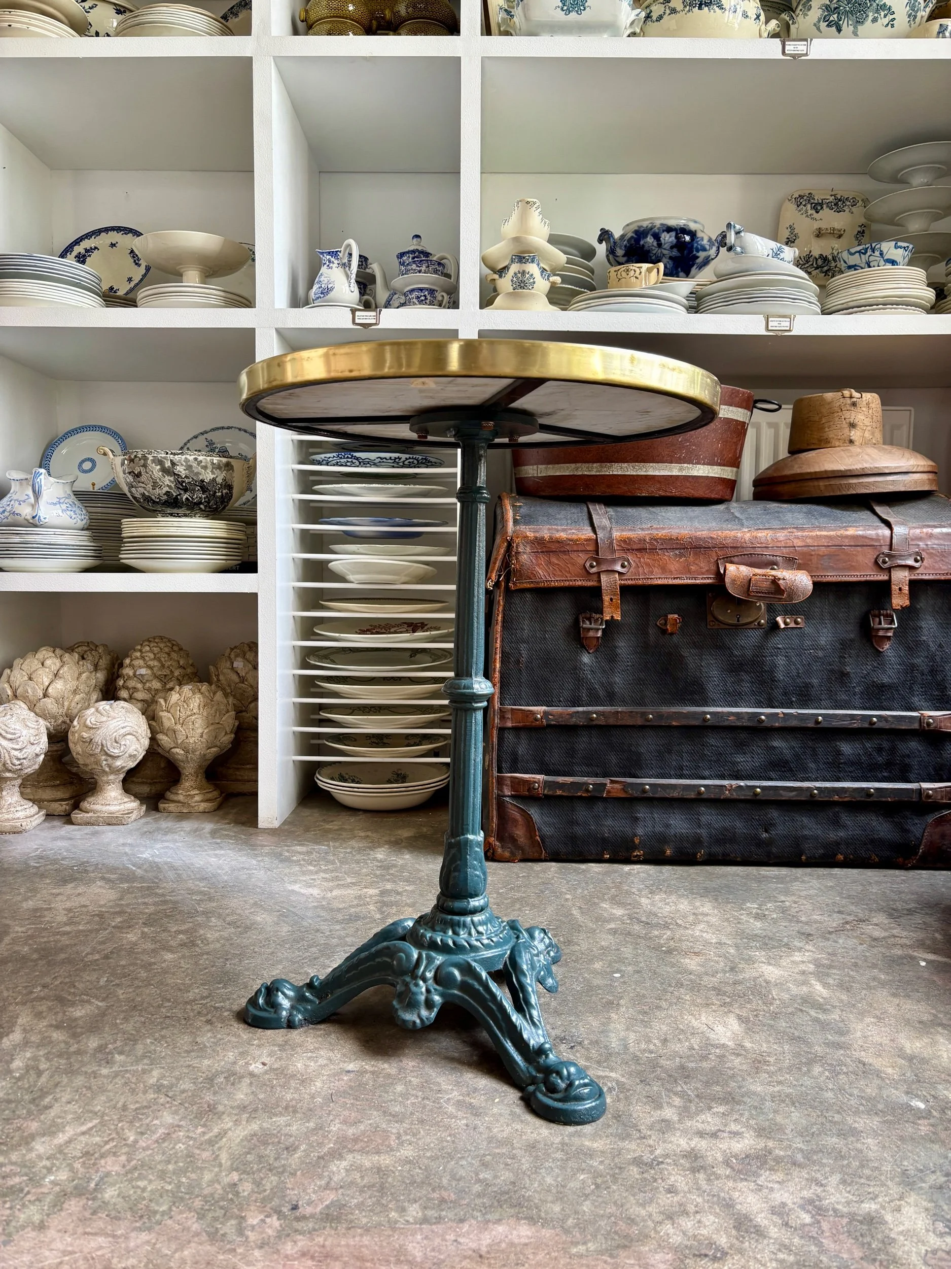 table-bistrot-marbre-blanc-fonte-fer-vert-vintage-axs-design-paris-france