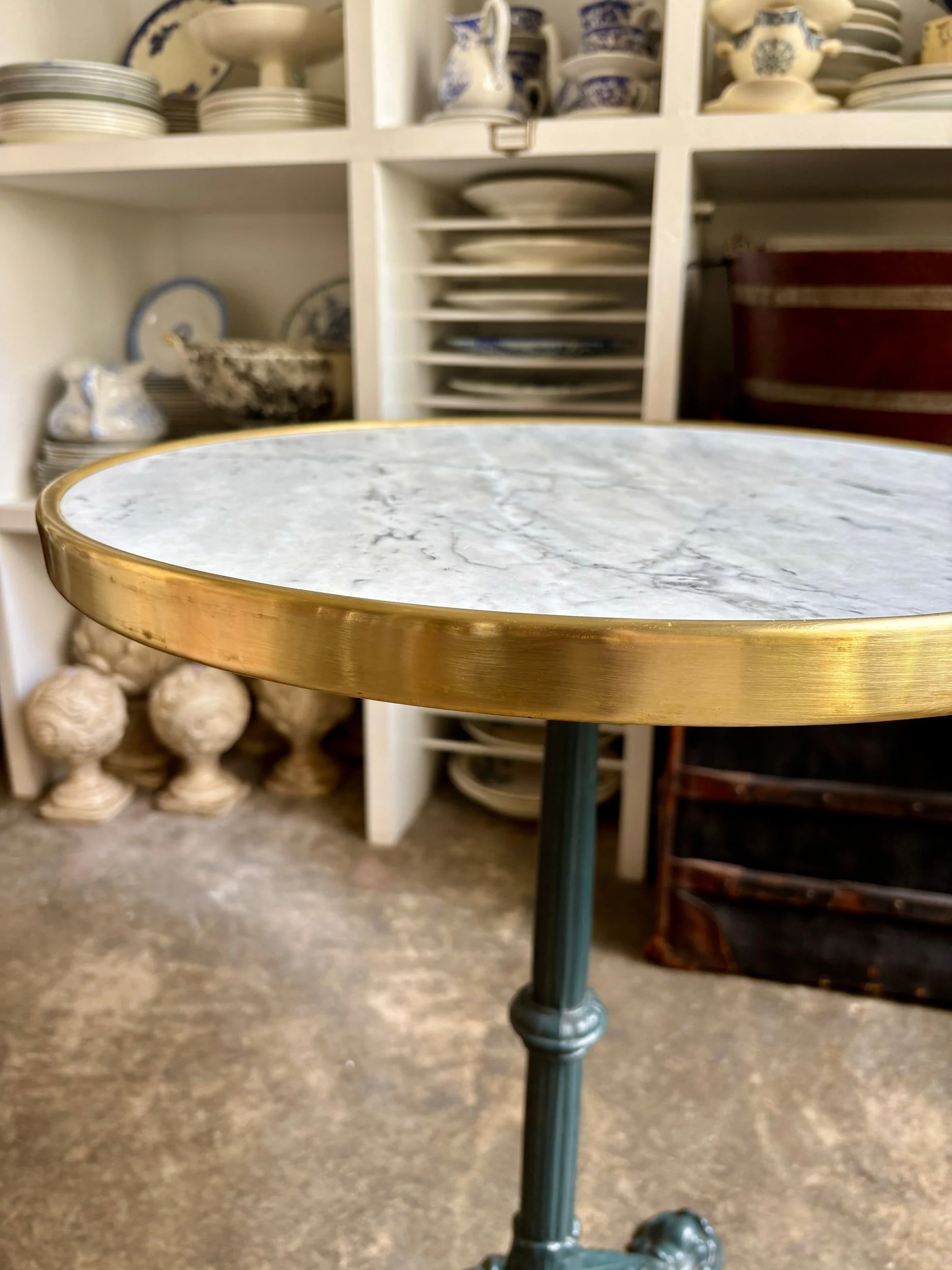 table-bistrot-marbre-blanc-fonte-fer-vert-vintage-axs-design-paris-france
