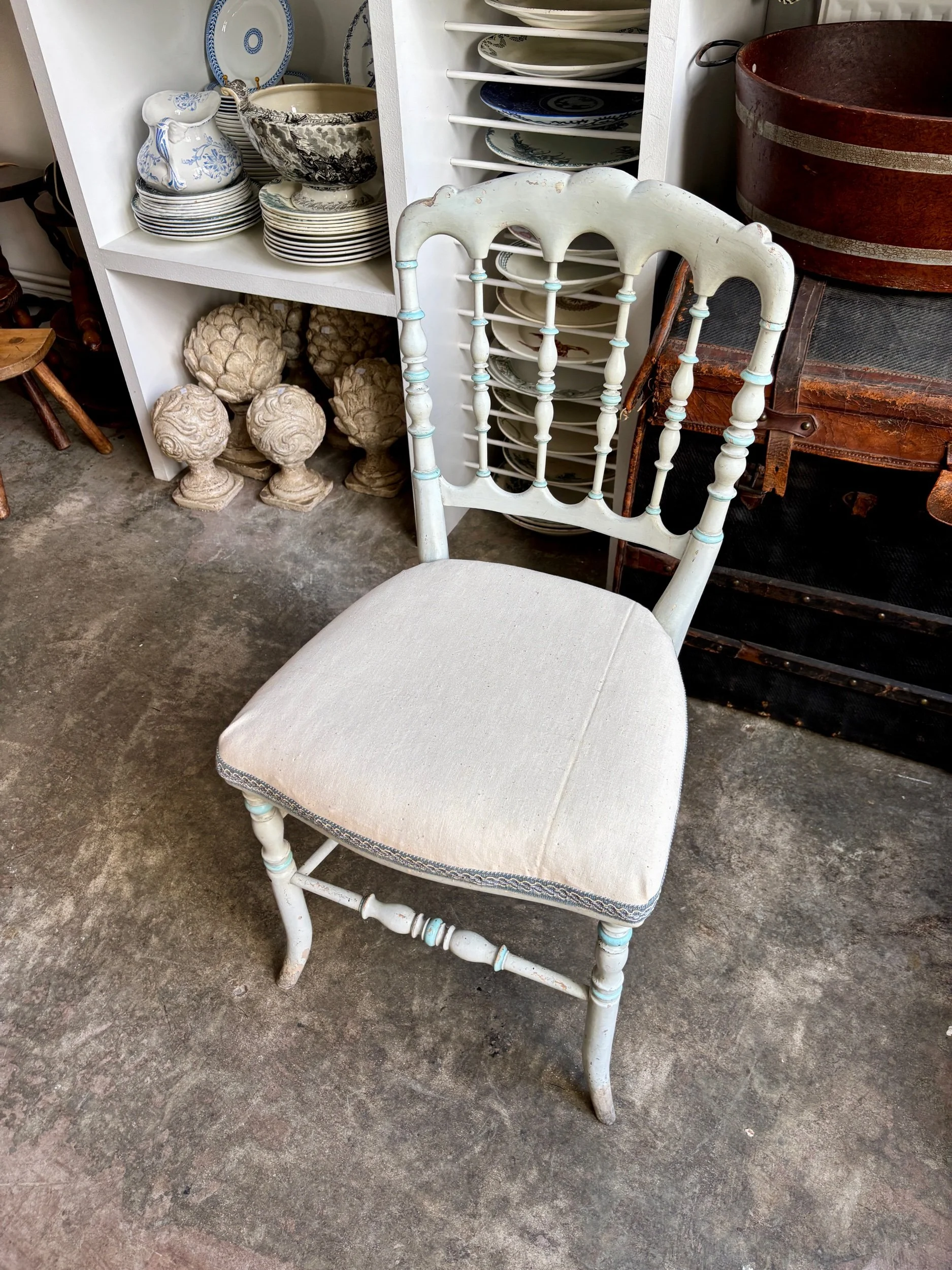 chaise-volante-napoleon-iii-bois-bleu-coton-beige-assise-vintage-axs-design-paris-france