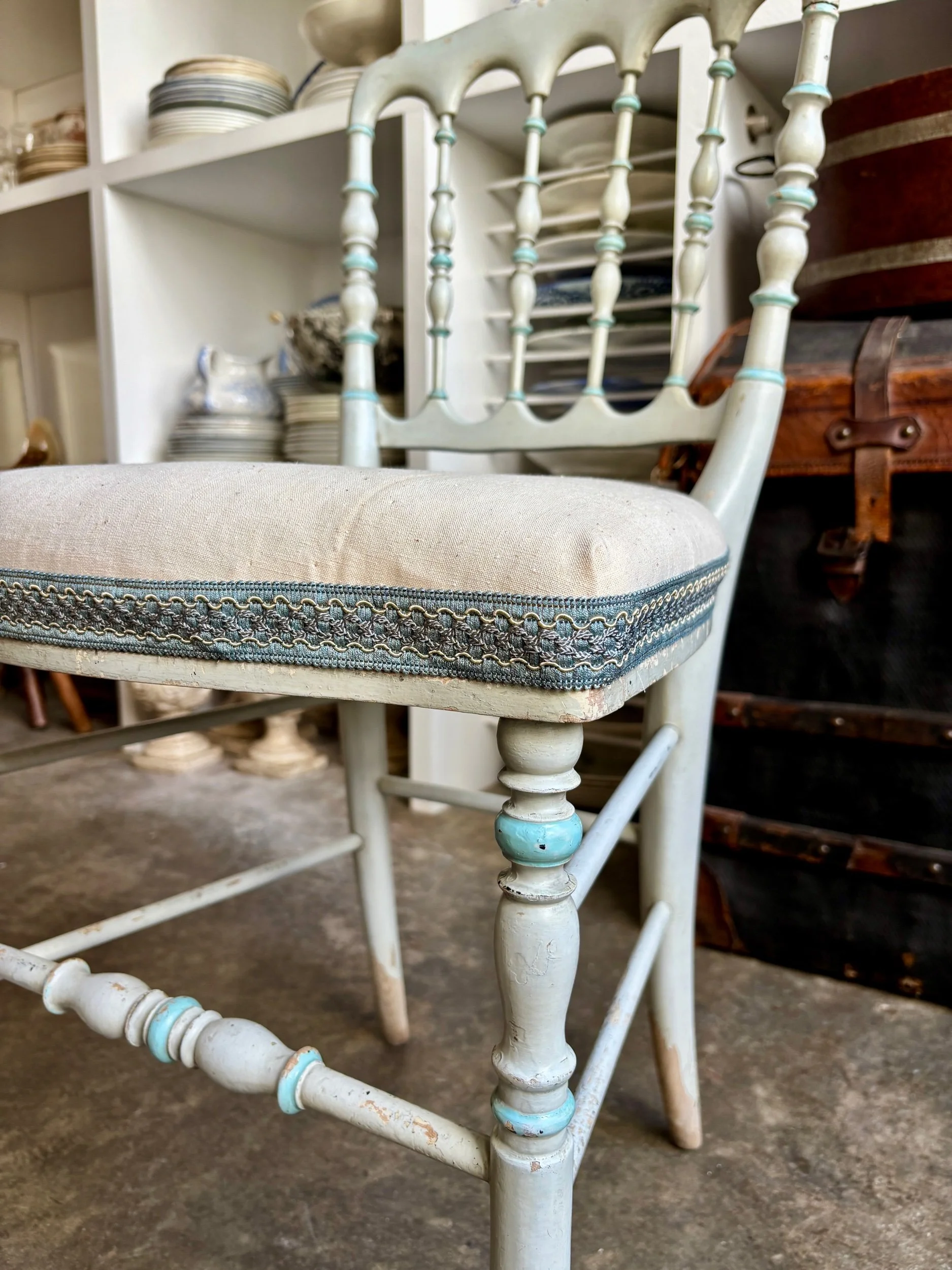 chaise-volante-napoleon-iii-bois-bleu-coton-beige-assise-vintage-axs-design-paris-france