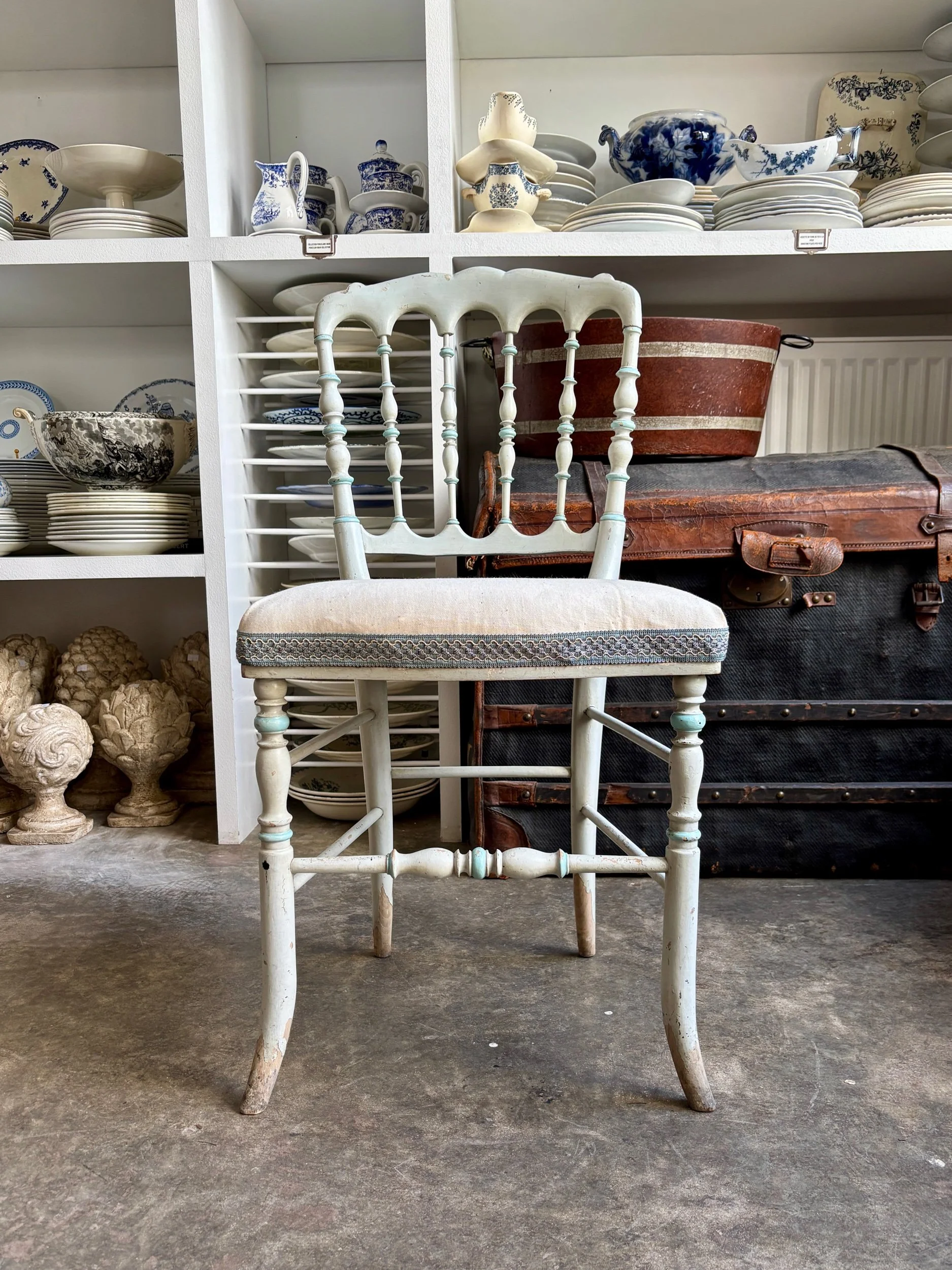 chaise-volante-napoleon-iii-bois-bleu-coton-beige-assise-vintage-axs-design-paris-france