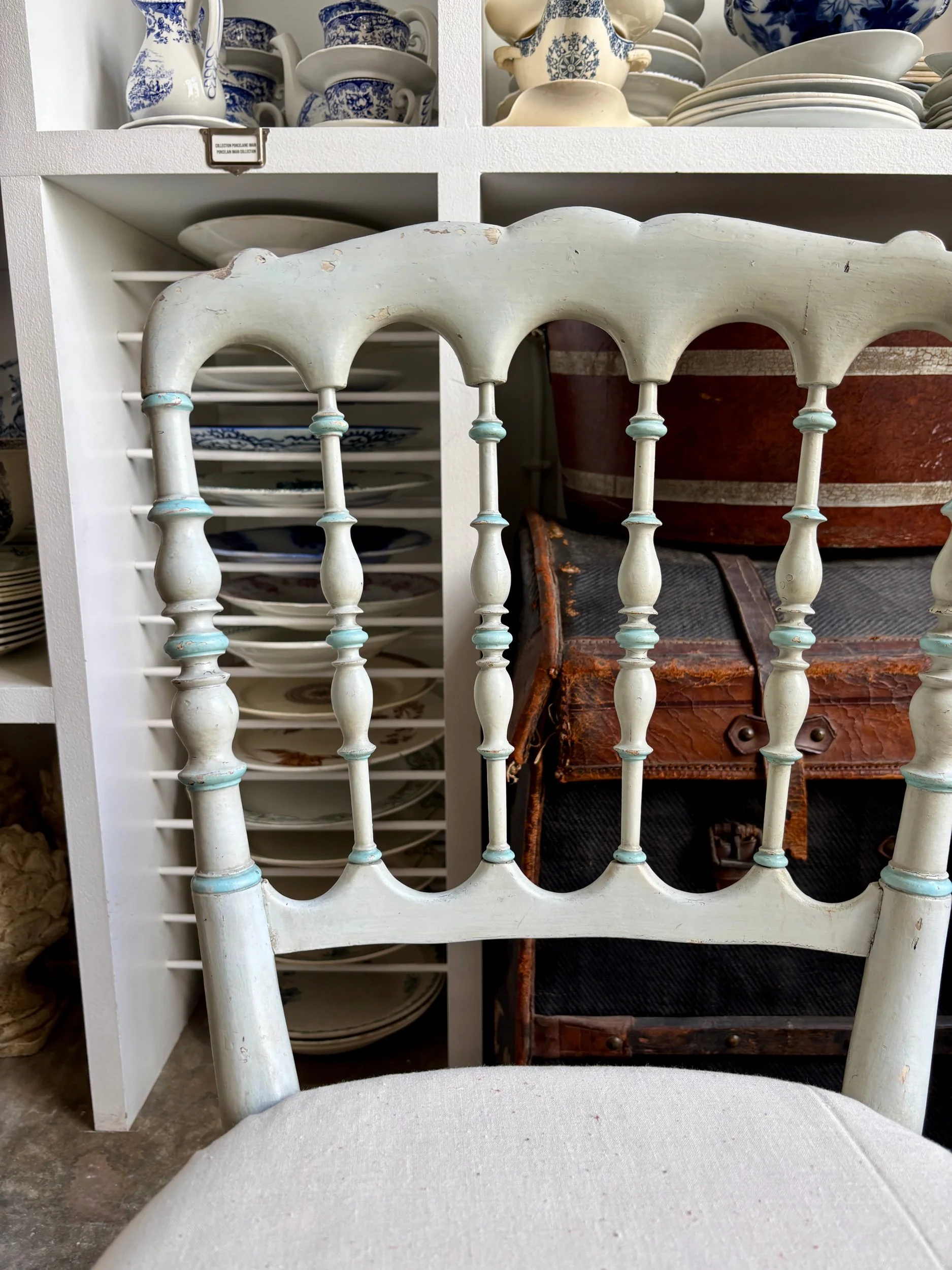 chaise-volante-napoleon-iii-bois-bleu-coton-beige-assise-vintage-axs-design-paris-france