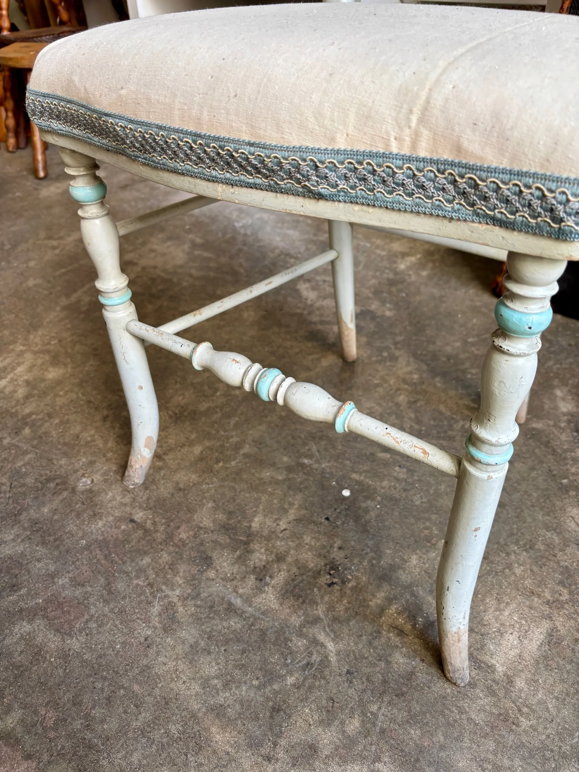 chaise-volante-napoleon-iii-bois-bleu-coton-beige-assise-vintage-axs-design-paris-france