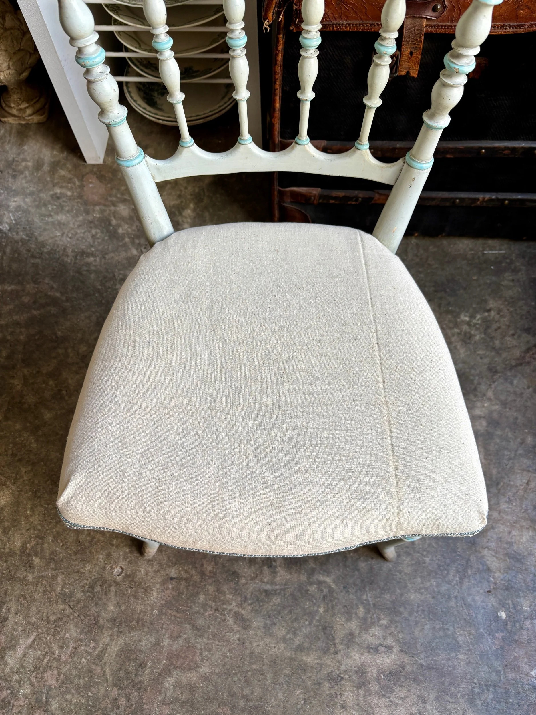 chaise-volante-napoleon-iii-bois-bleu-coton-beige-assise-vintage-axs-design-paris-france