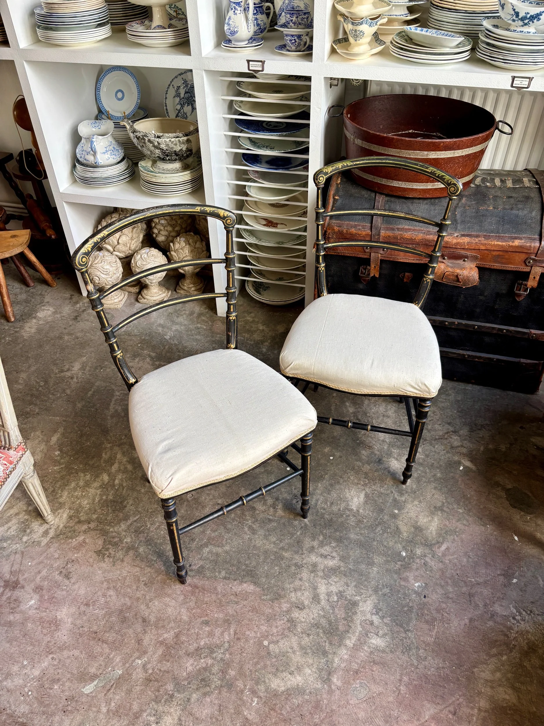 Chaise Napoléon III en bois noirci et métis beige