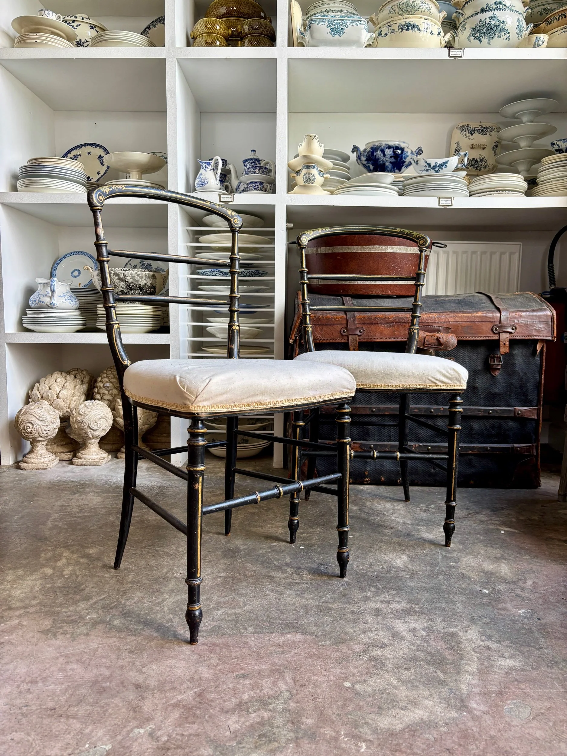chaise-volante-napoleon-iii-bois-noirci-dore-metis-beige-assise-vintage-axs-design-paris-france