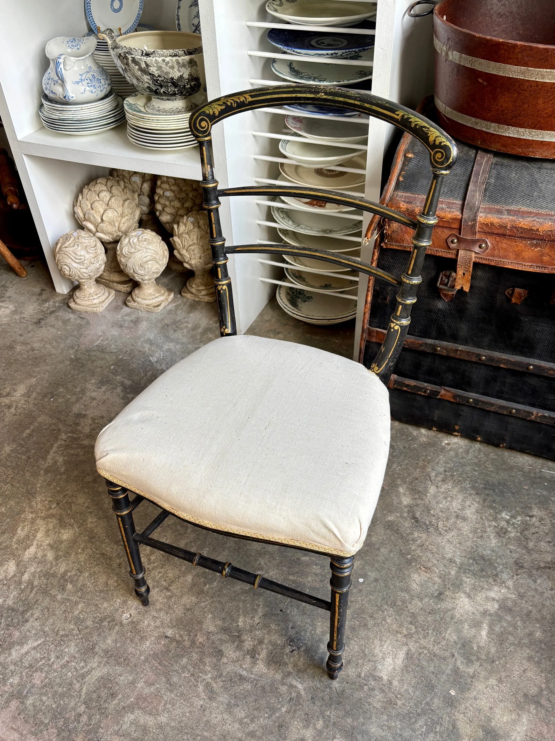 chaise-volante-napoleon-iii-bois-noirci-dore-metis-beige-assise-vintage-axs-design-paris-france