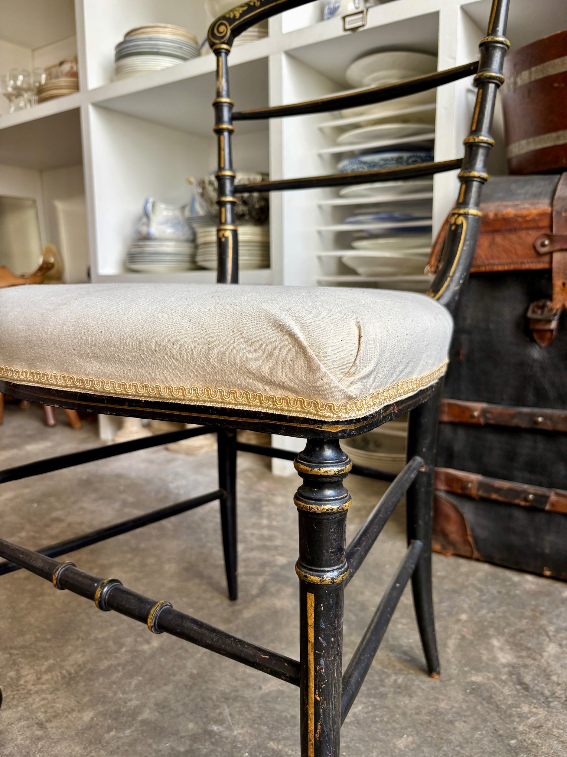 chaise-volante-napoleon-iii-bois-noirci-dore-metis-beige-assise-vintage-axs-design-paris-france