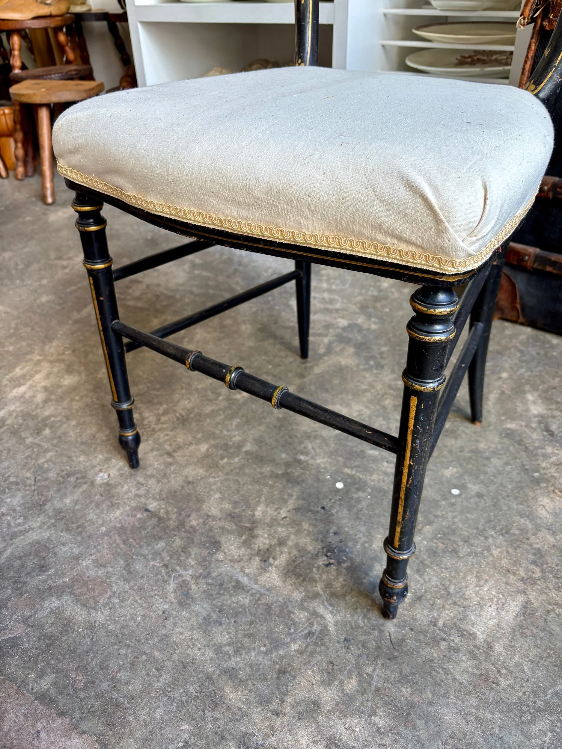 chaise-volante-napoleon-iii-bois-noirci-dore-metis-beige-assise-vintage-axs-design-paris-france