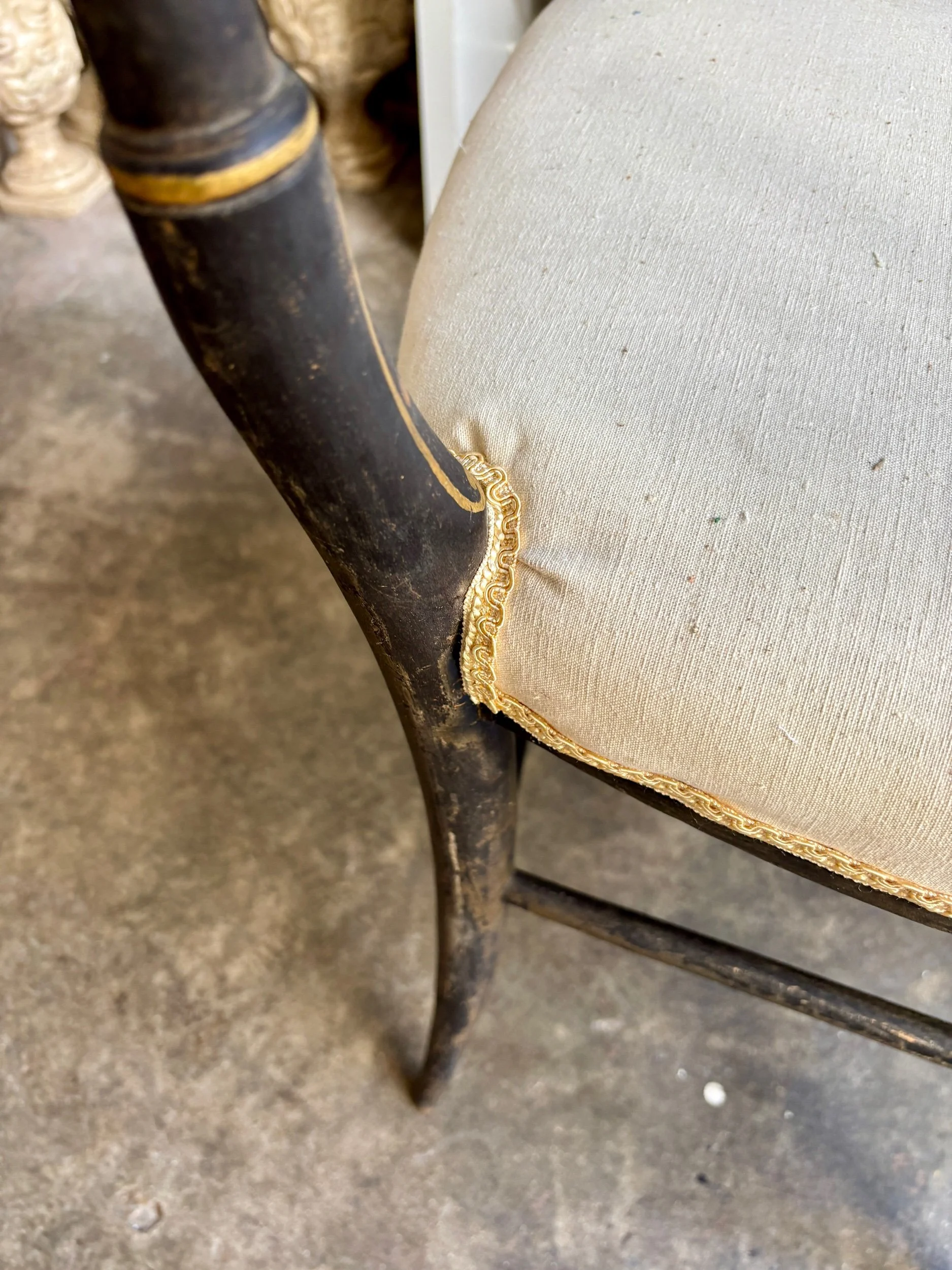 chaise-volante-napoleon-iii-bois-noirci-dore-metis-beige-assise-vintage-axs-design-paris-france
