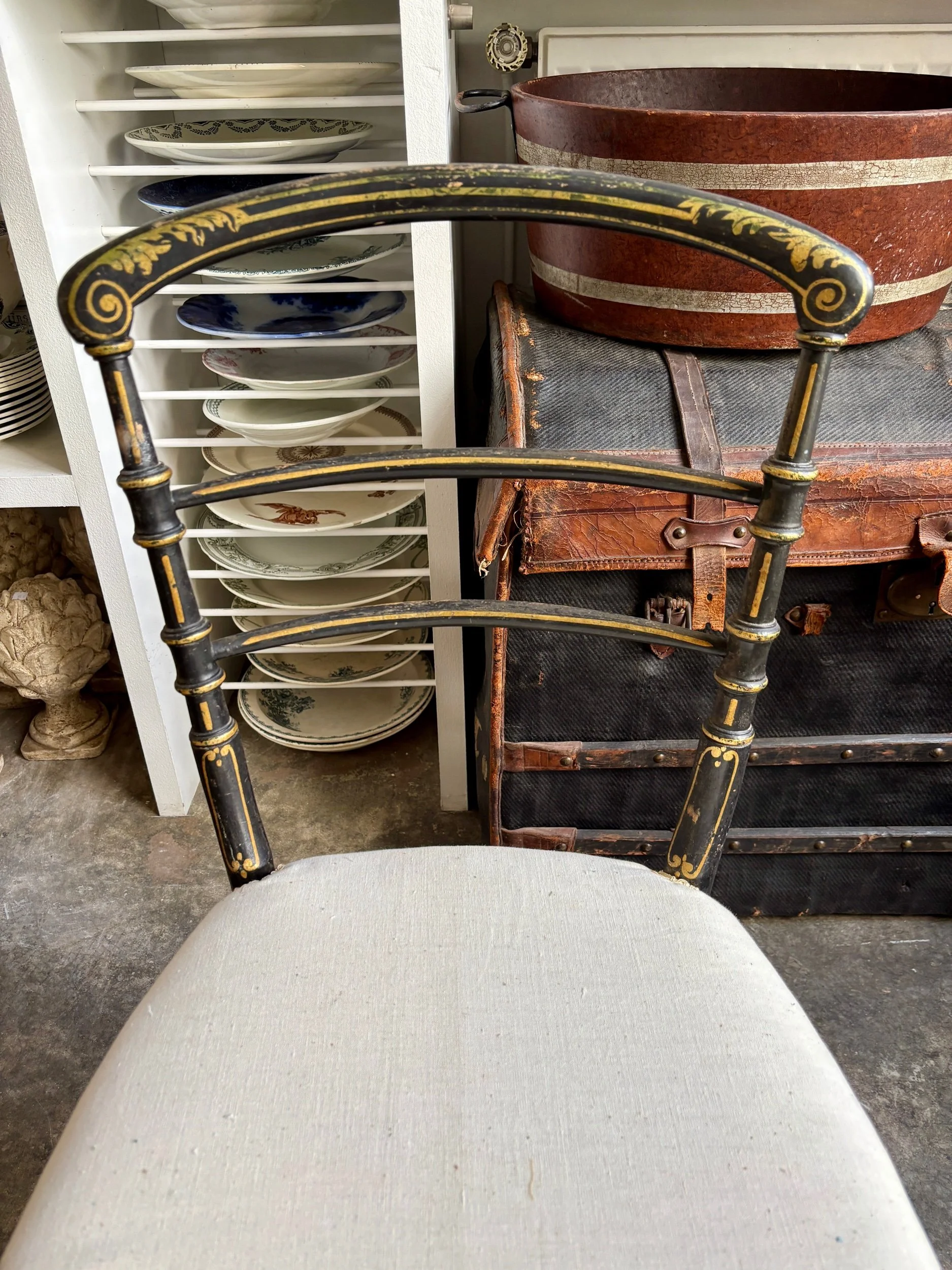 chaise-volante-napoleon-iii-bois-noirci-dore-metis-beige-assise-vintage-axs-design-paris-france