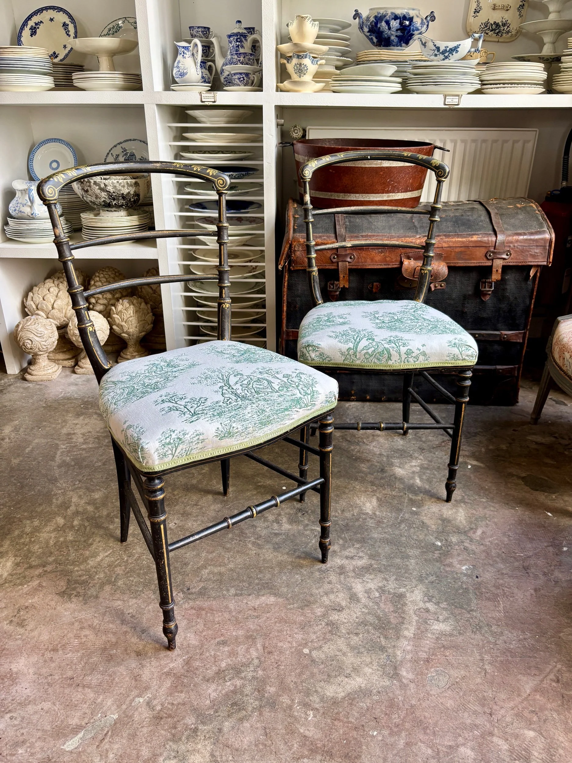 chaise-volante-napoleon-iii-bois-noir-dore-toile-jouy-vert-assise-vintage-axs-design-paris-france