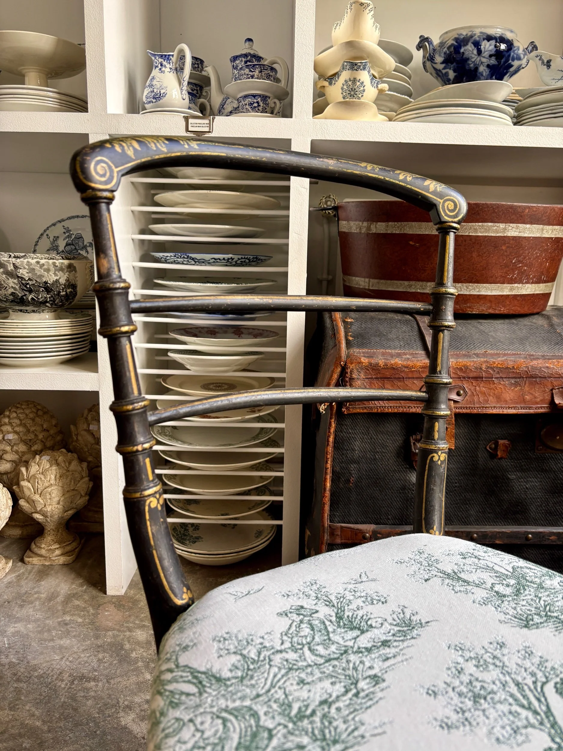 chaise-volante-napoleon-iii-bois-noir-dore-toile-jouy-vert-assise-vintage-axs-design-paris-france