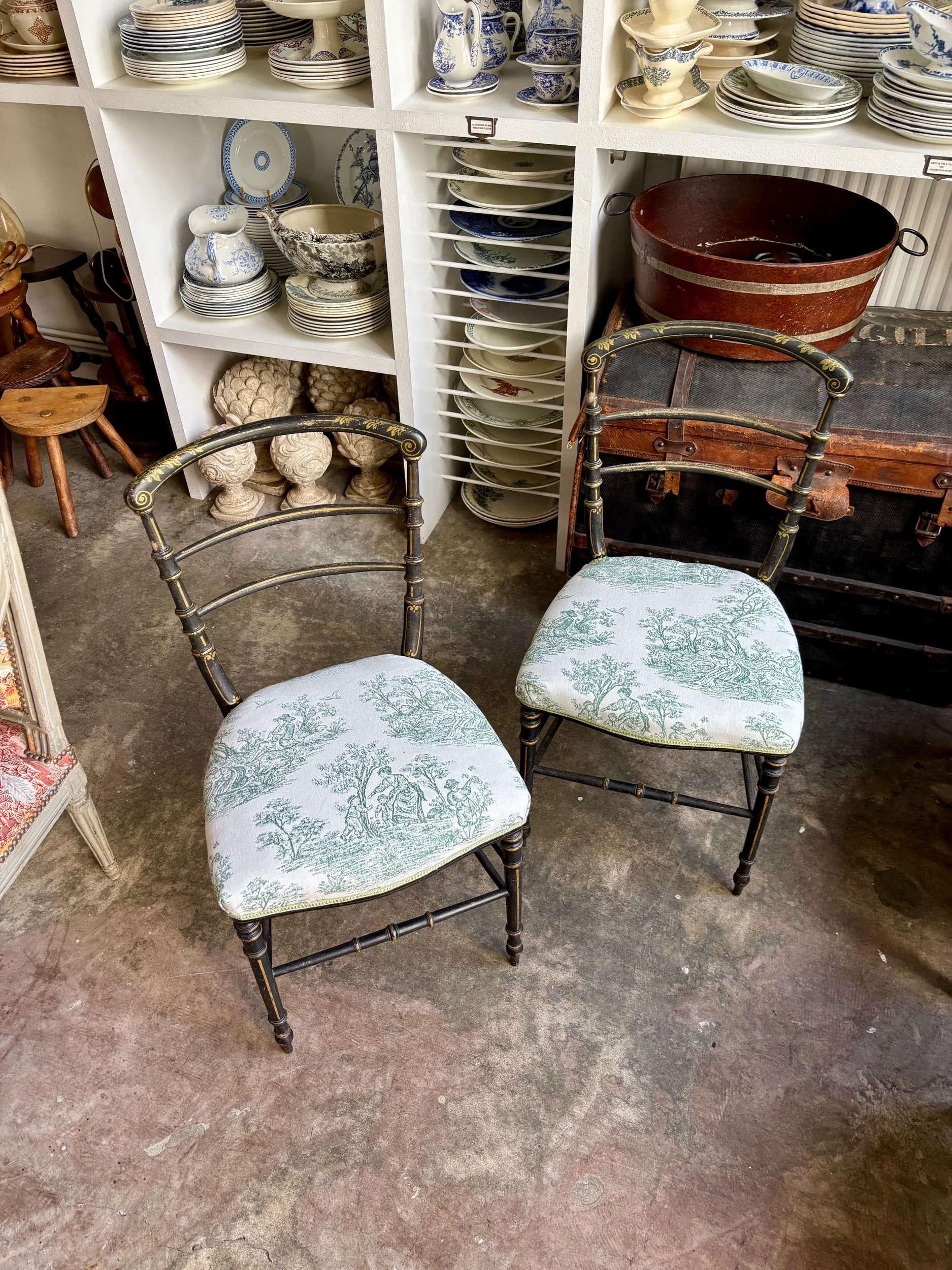 Chaise Napoléon III en bois noirci et toile de Jouy verte