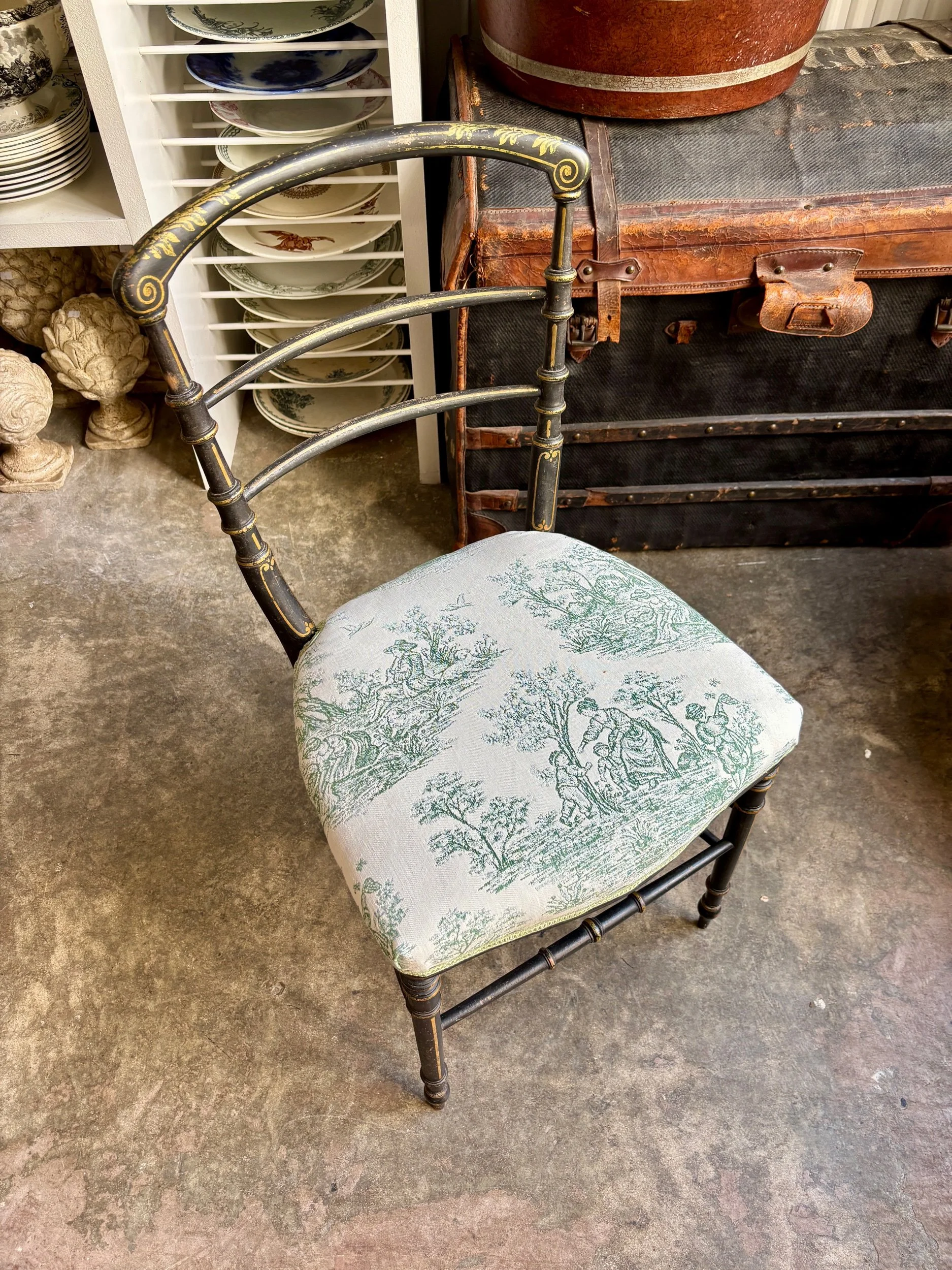 chaise-volante-napoleon-iii-bois-noir-dore-toile-jouy-vert-assise-vintage-axs-design-paris-france