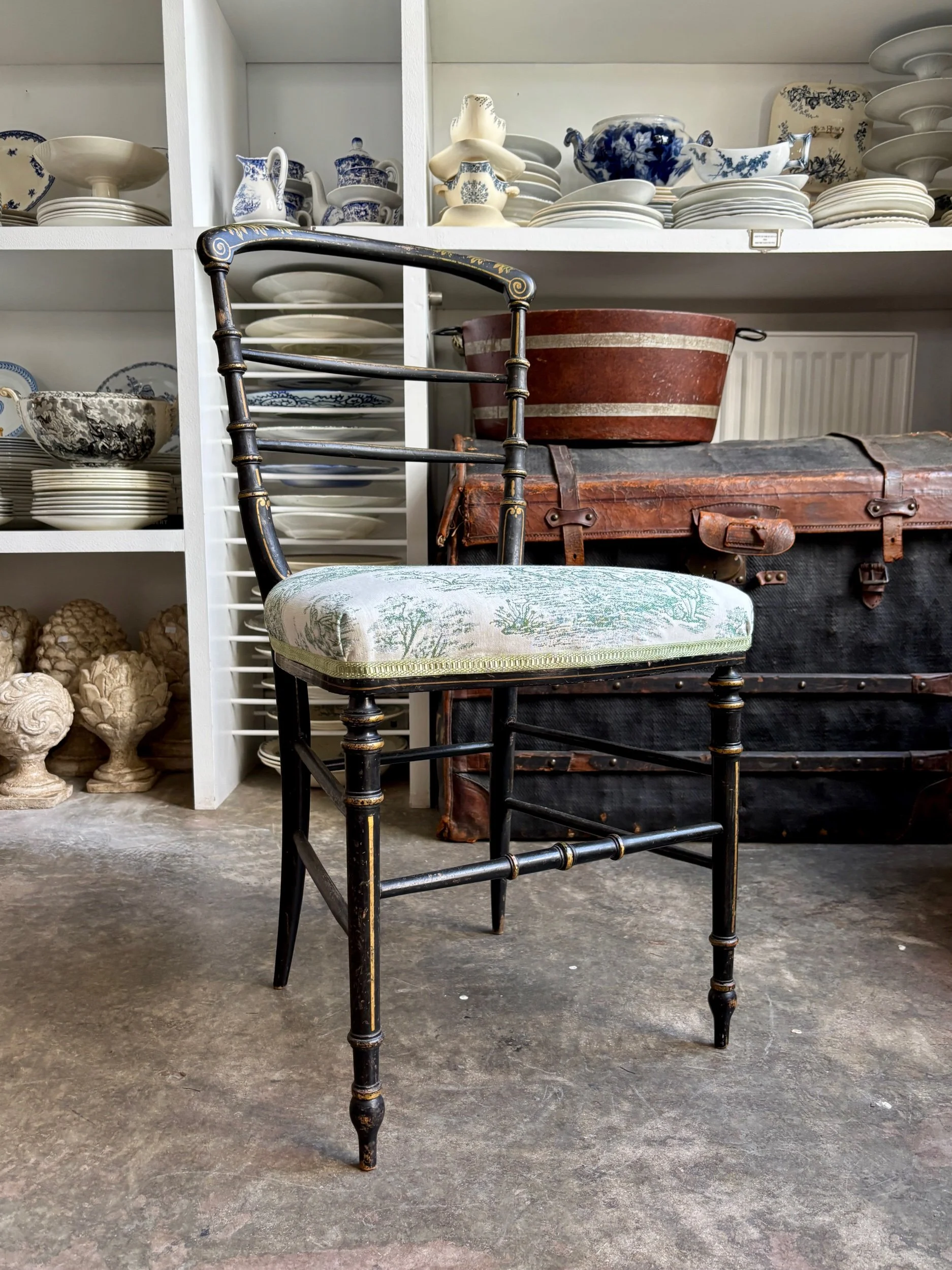 chaise-volante-napoleon-iii-bois-noir-dore-toile-jouy-vert-assise-vintage-axs-design-paris-france
