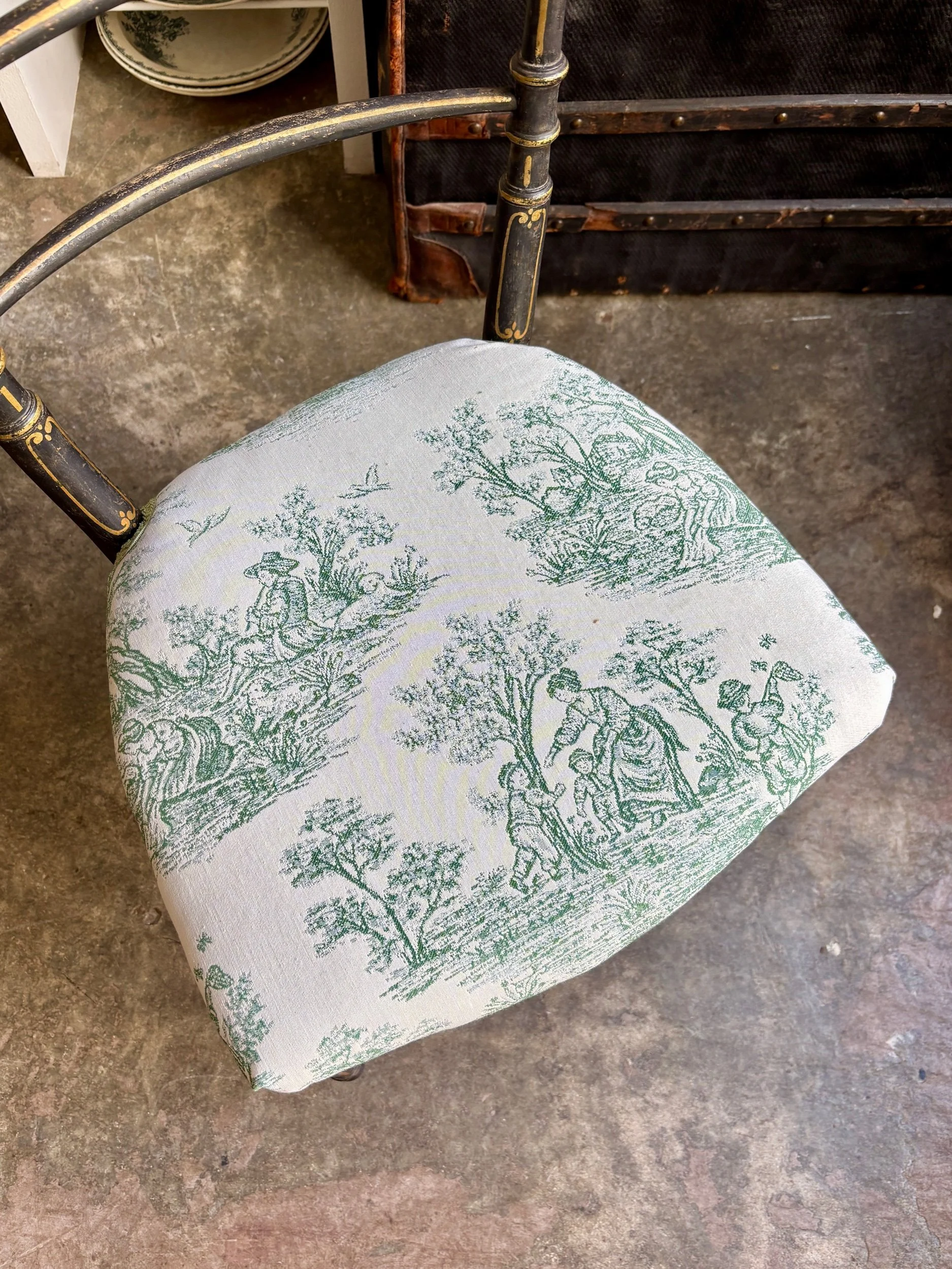 chaise-volante-napoleon-iii-bois-noir-dore-toile-jouy-vert-assise-vintage-axs-design-paris-france