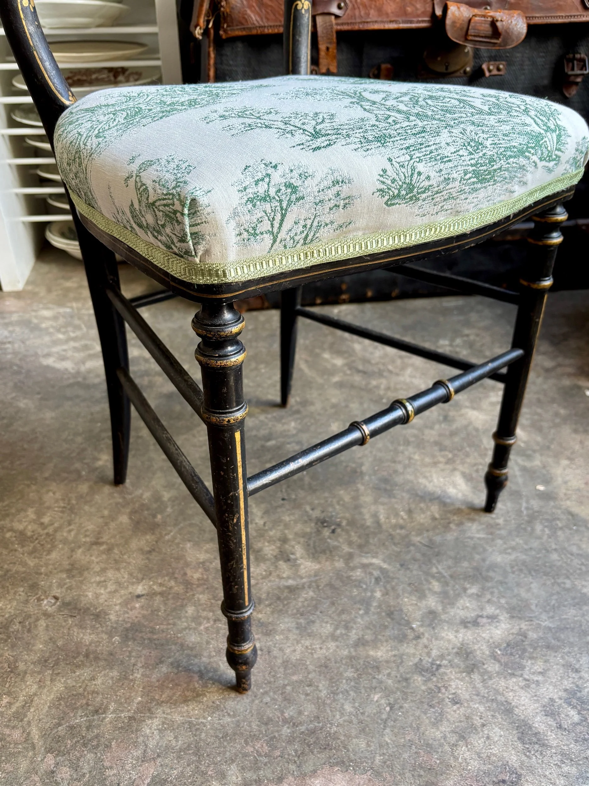 chaise-volante-napoleon-iii-bois-noir-dore-toile-jouy-vert-assise-vintage-axs-design-paris-france