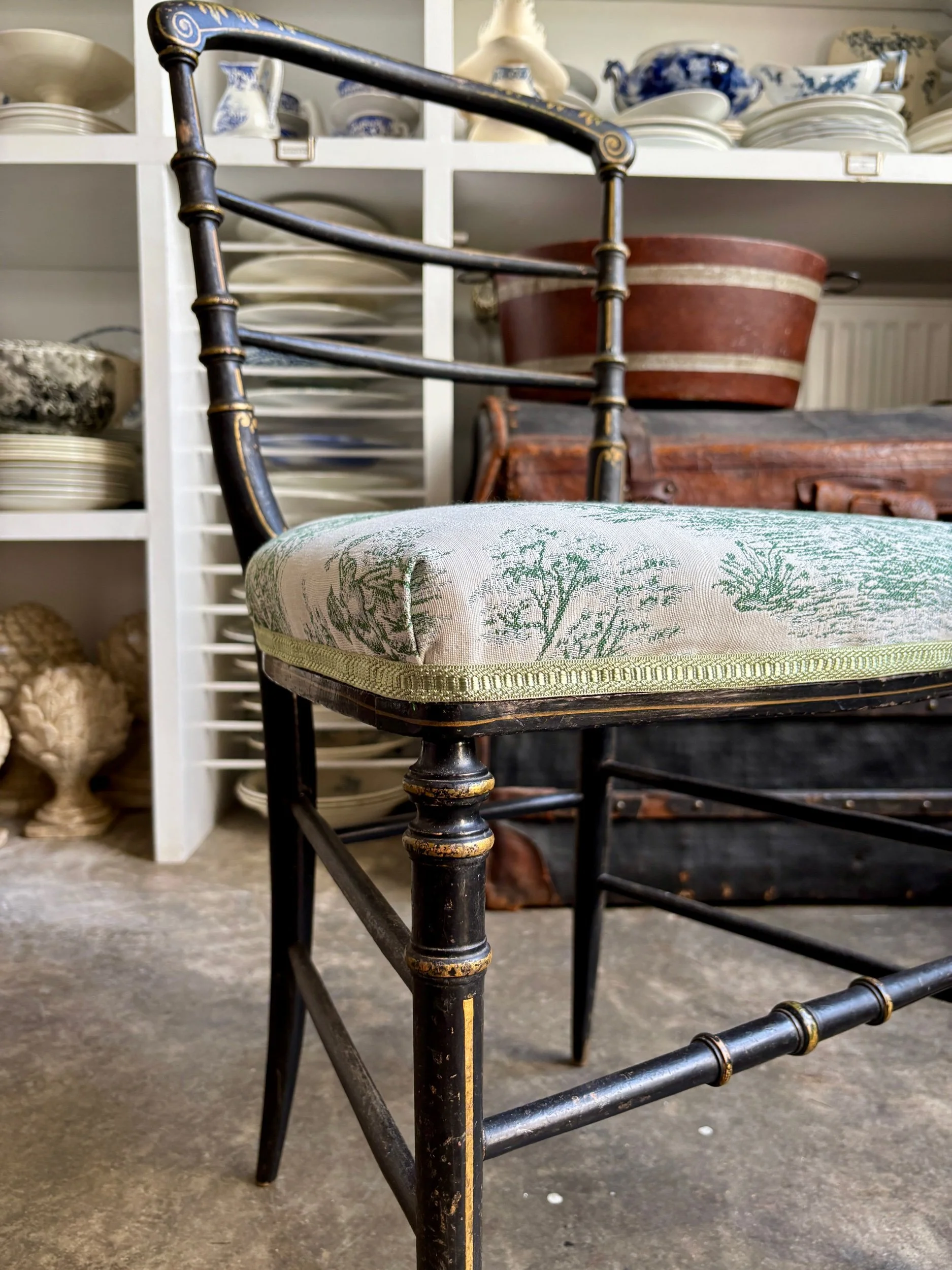 chaise-volante-napoleon-iii-bois-noir-dore-toile-jouy-vert-assise-vintage-axs-design-paris-france
