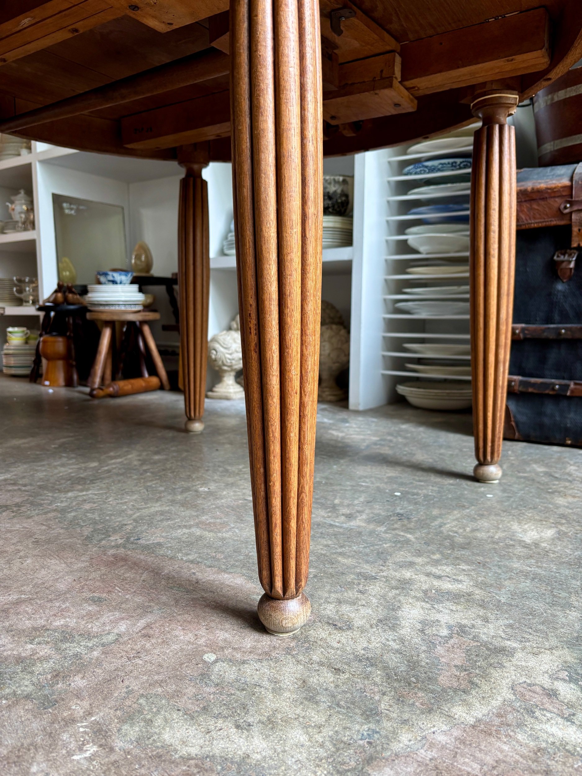 table-manger-bois-fonce-vintage-axs-design-paris-france