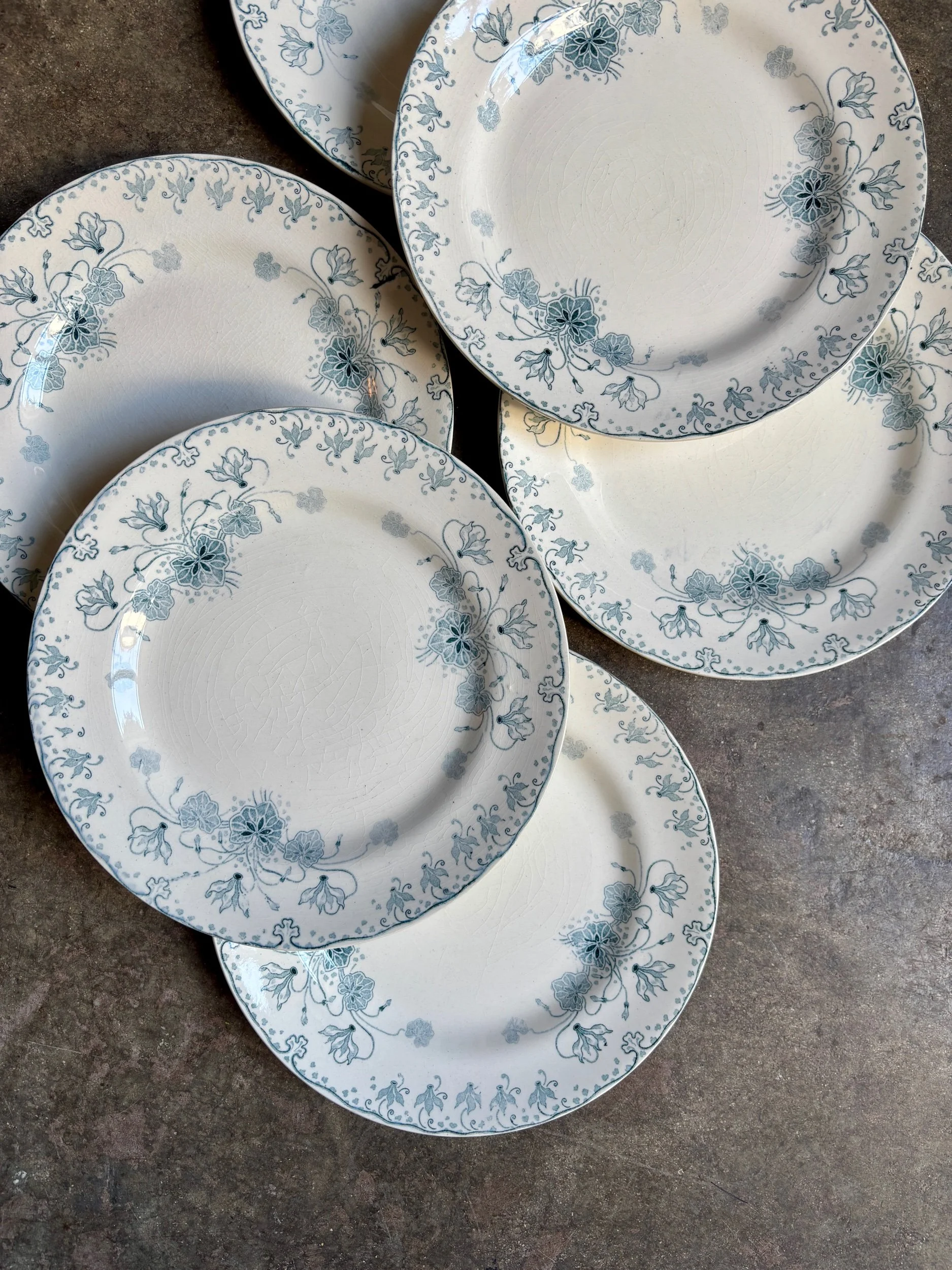 6 assiettes à dessert H.Boulenger à Choisy-le-Roi en terre de fer, service "Cyclamen"