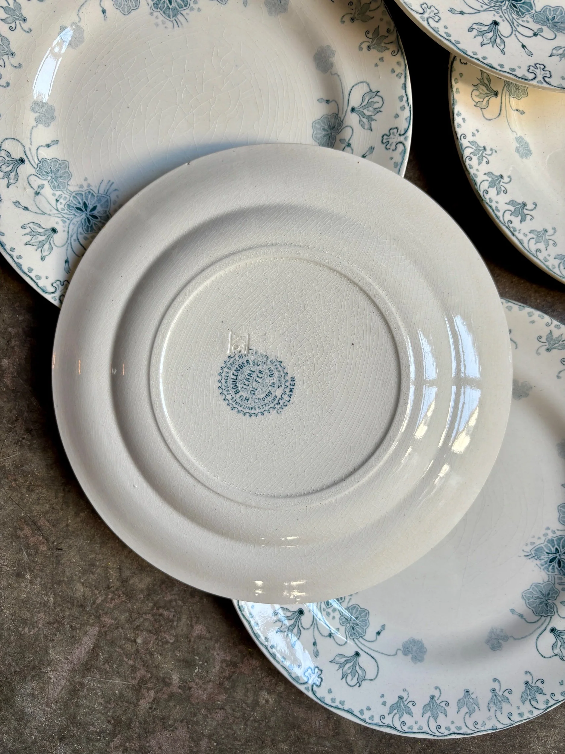6-assiettes-dessert-boulenger-choisy-le-roi-terre-de-fer-cyclamen-vaisselle-vintage-axs-design-paris-france