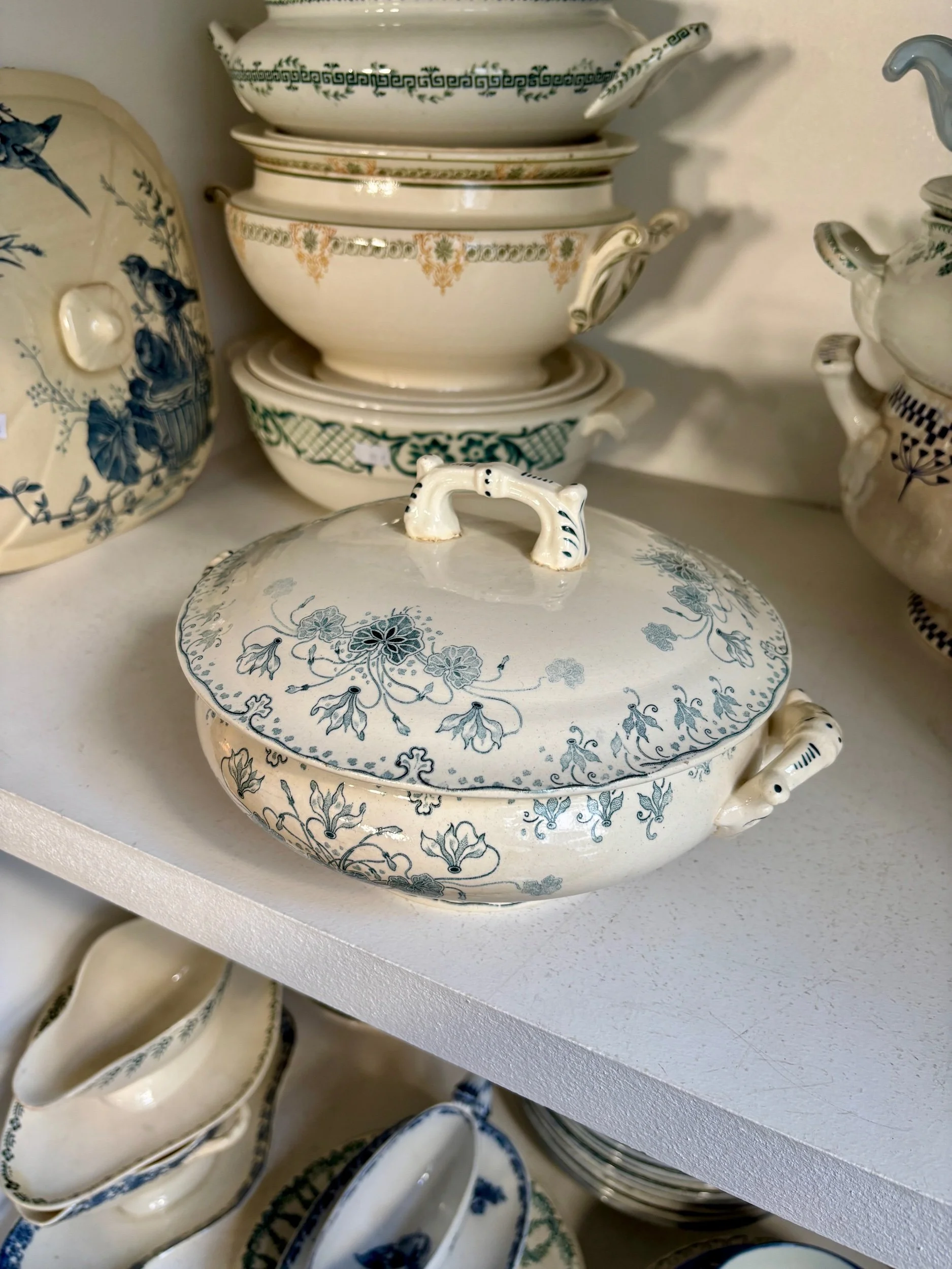 soupiere-boulenger-choisy-le-roi-terre-de-fer-cyclamen-vaisselle-vintage-axs-design-paris-france