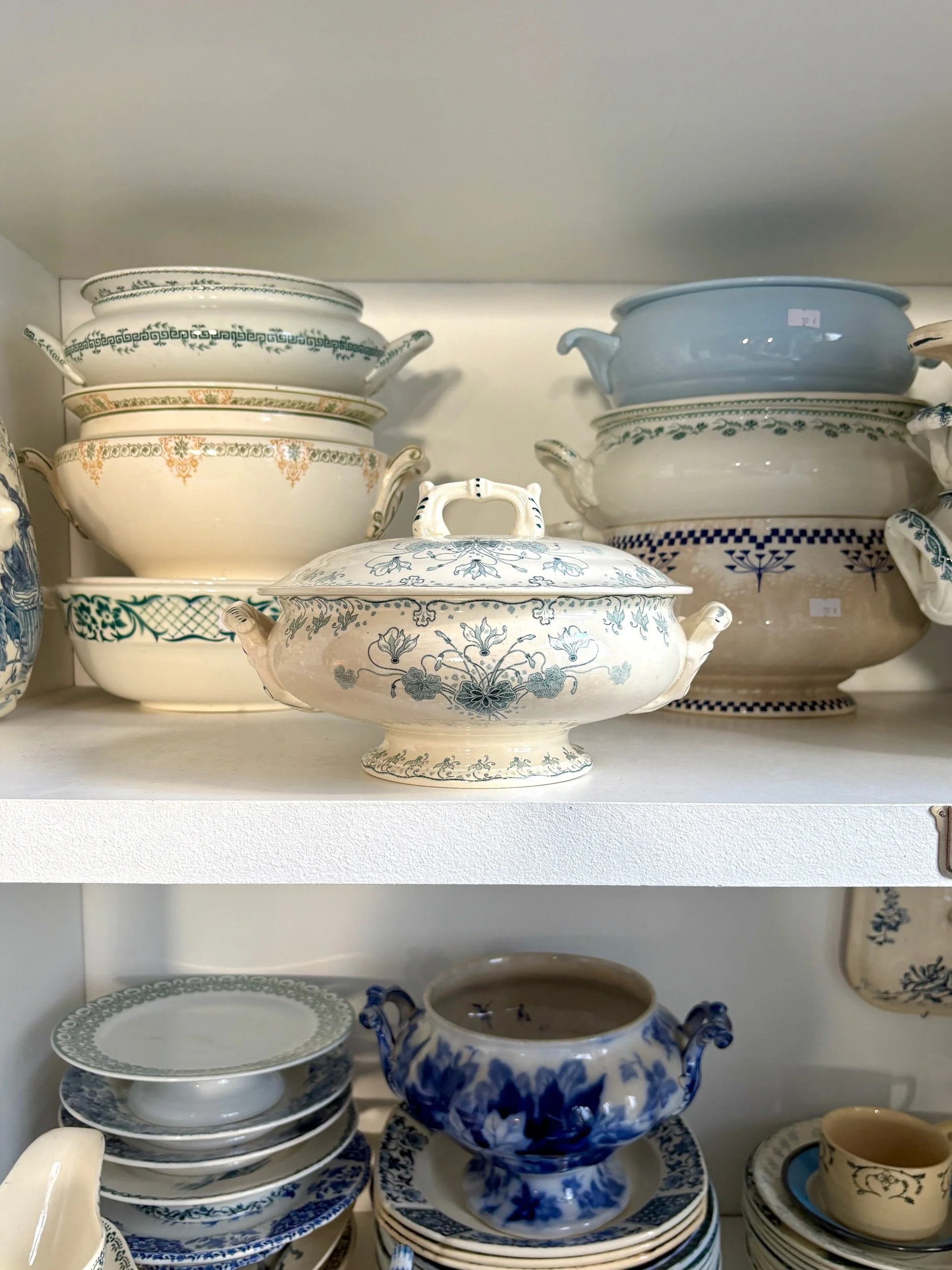 soupiere-boulenger-choisy-le-roi-terre-de-fer-cyclamen-vaisselle-vintage-axs-design-paris-france