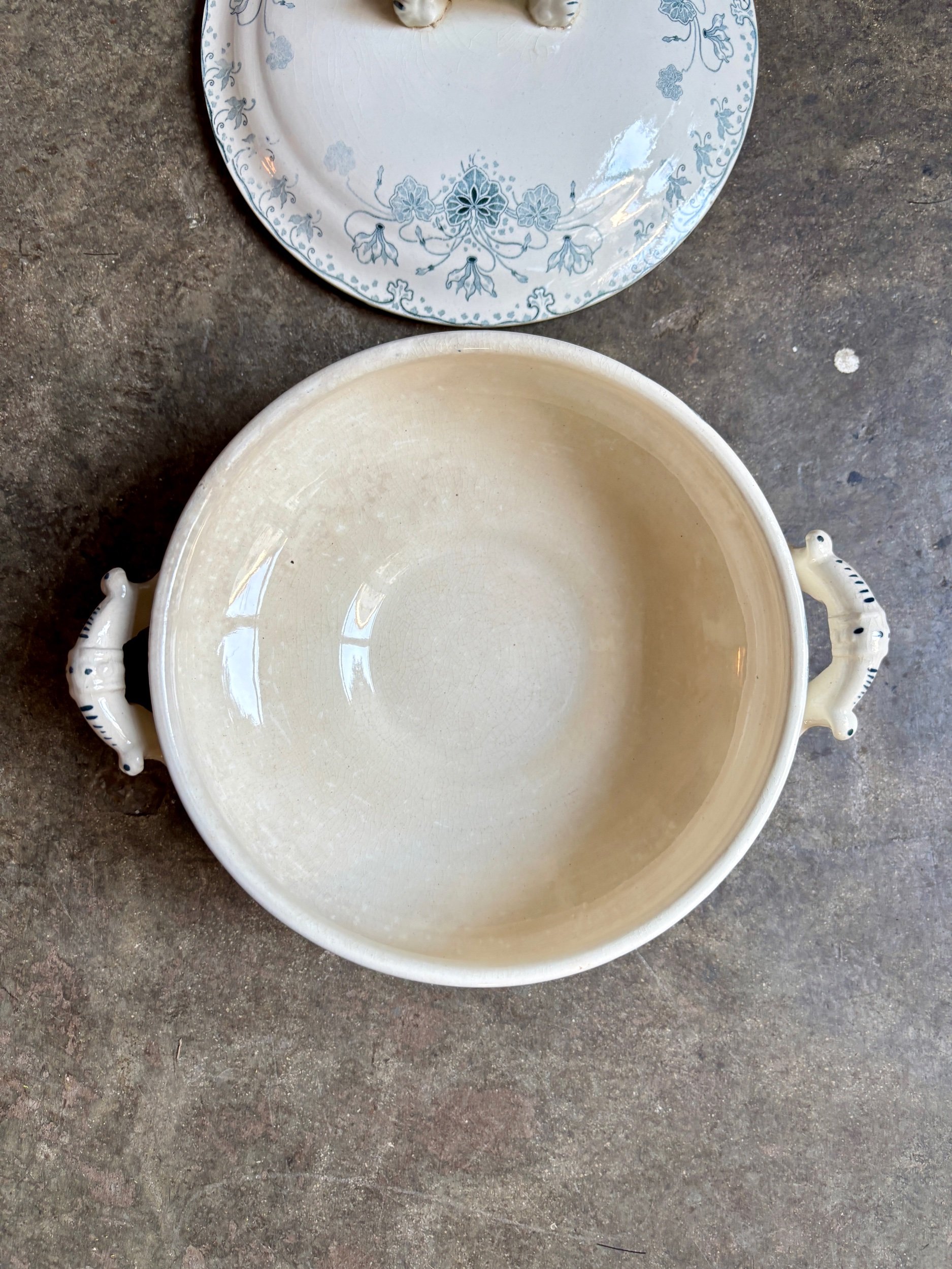 soupiere-boulenger-choisy-le-roi-terre-de-fer-cyclamen-vaisselle-vintage-axs-design-paris-france