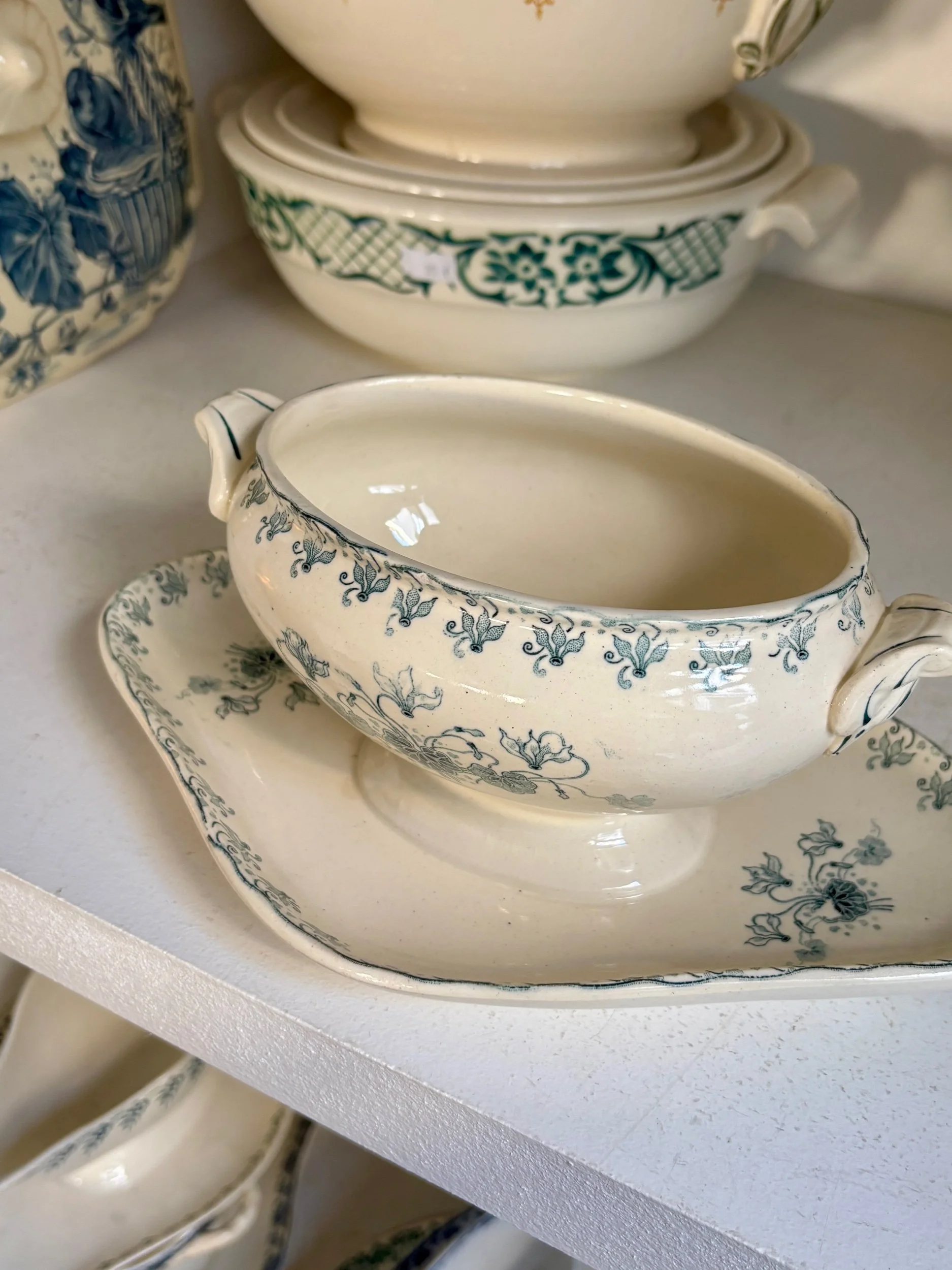 sauciere-boulenger-choisy-le-roi-terre-de-fer-cyclamen-vaisselle-vintage-axs-design-paris-france
