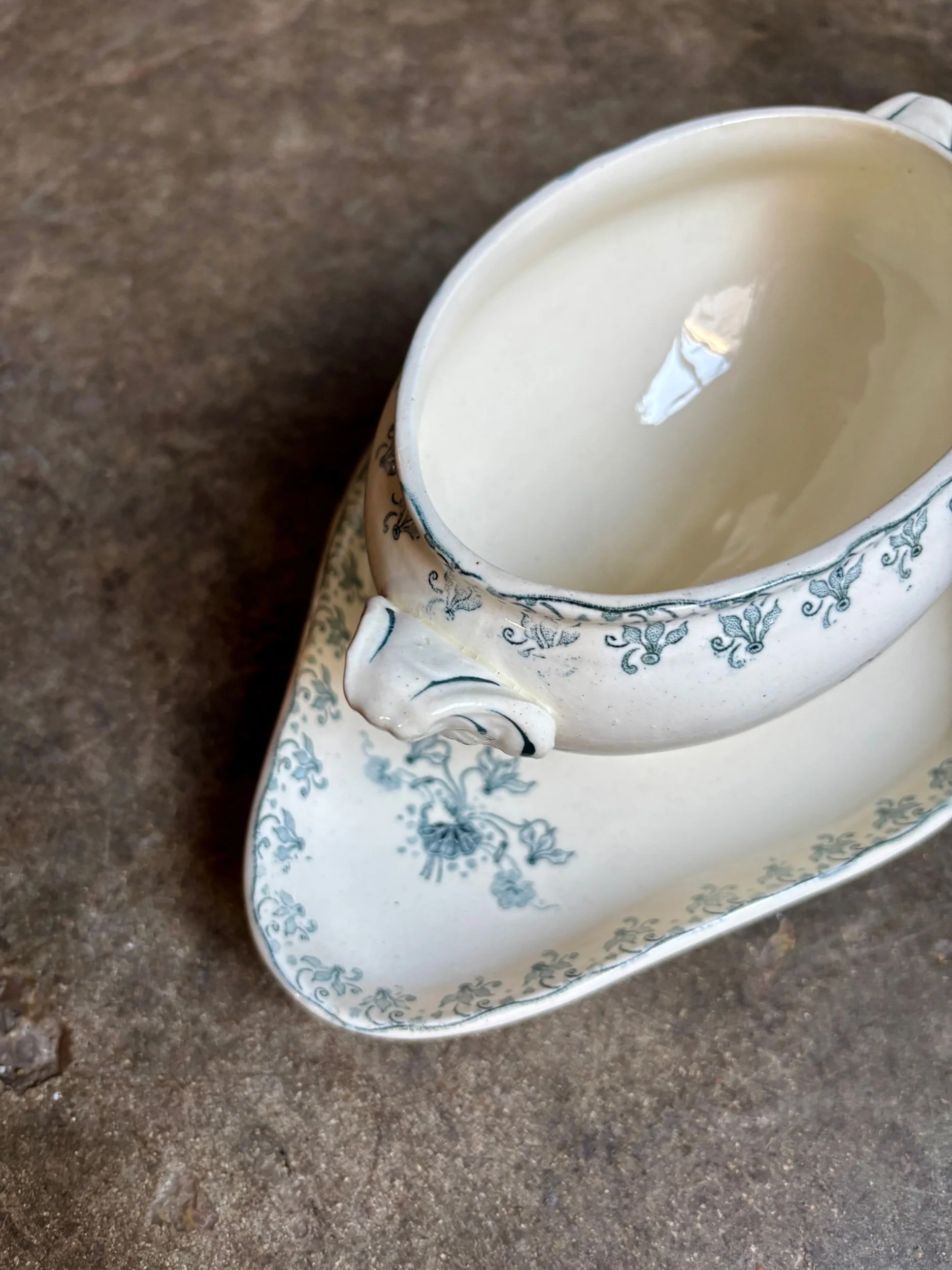sauciere-boulenger-choisy-le-roi-terre-de-fer-cyclamen-vaisselle-vintage-axs-design-paris-france