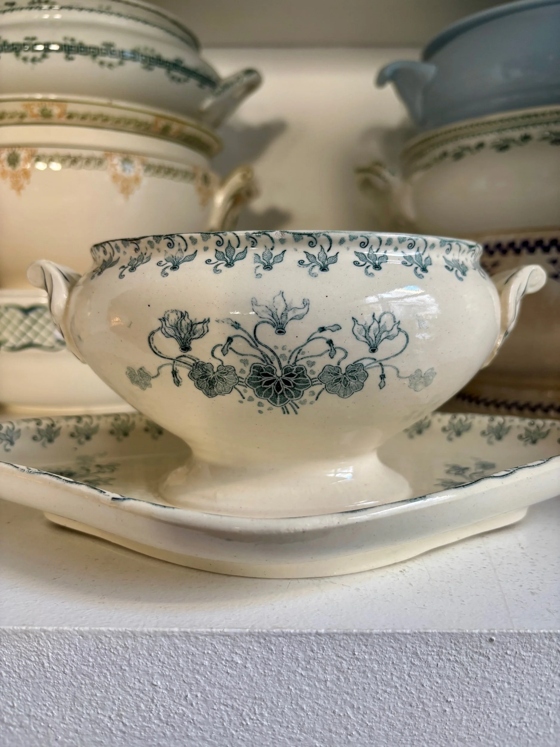 sauciere-boulenger-choisy-le-roi-terre-de-fer-cyclamen-vaisselle-vintage-axs-design-paris-france