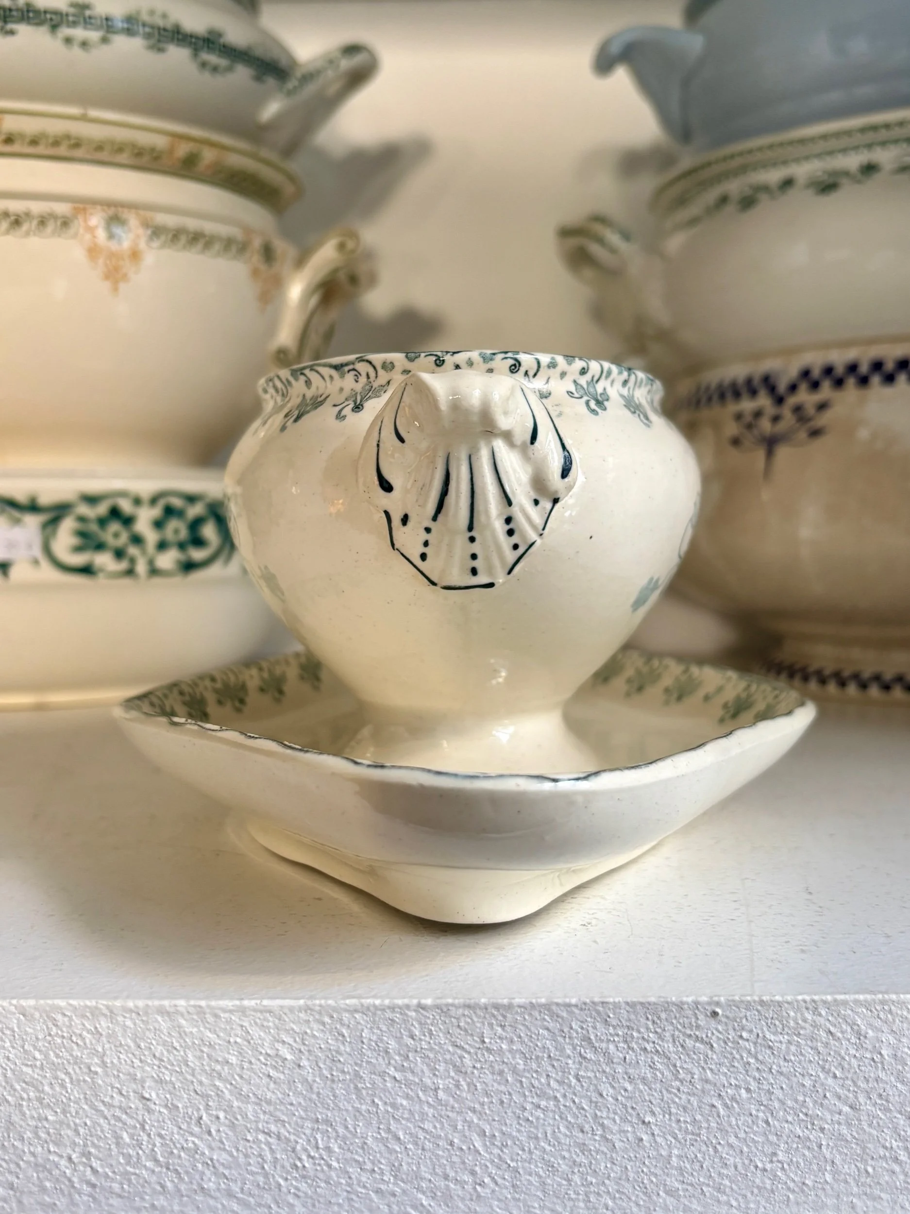sauciere-boulenger-choisy-le-roi-terre-de-fer-cyclamen-vaisselle-vintage-axs-design-paris-france