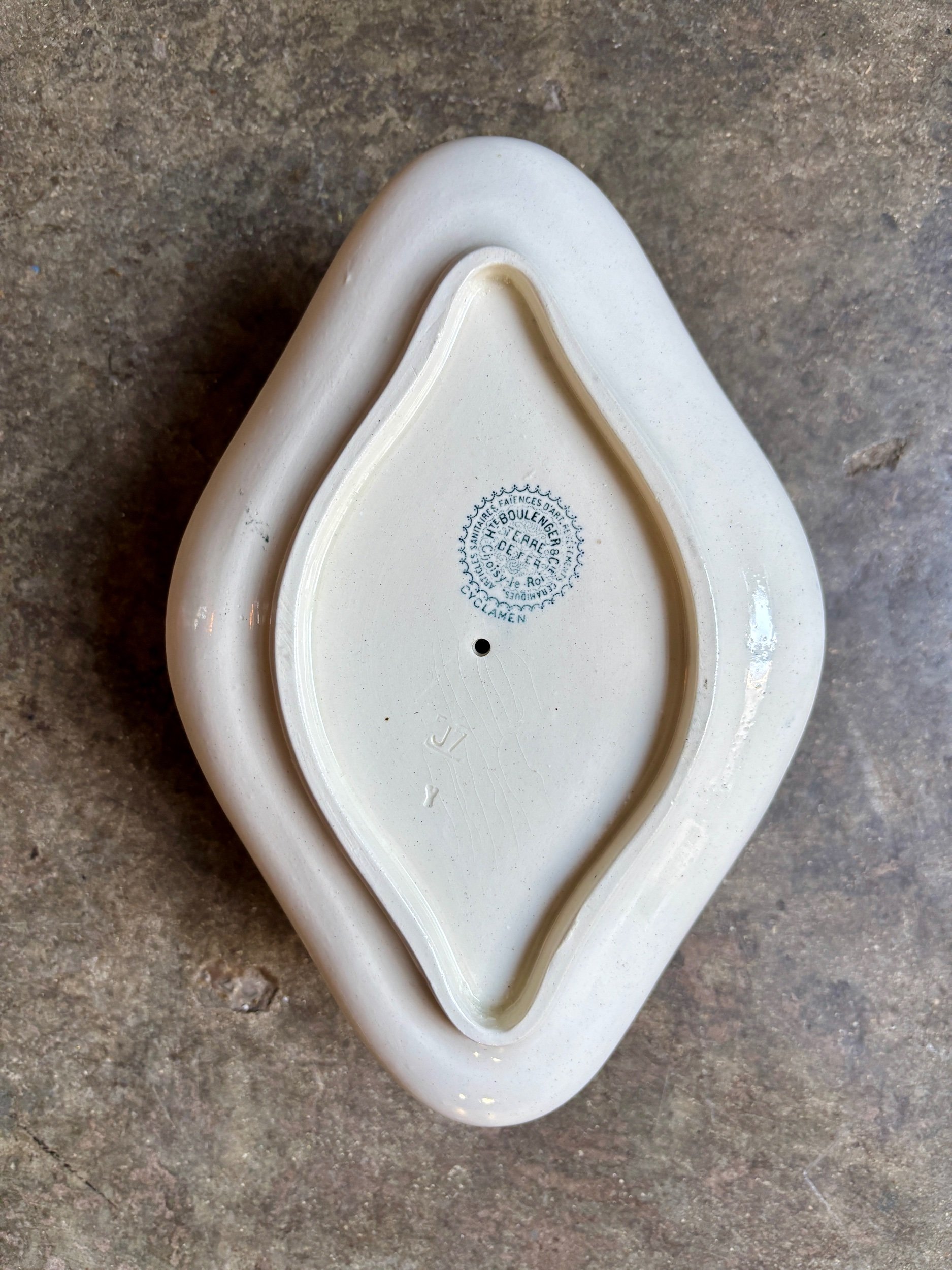 sauciere-boulenger-choisy-le-roi-terre-de-fer-cyclamen-vaisselle-vintage-axs-design-paris-france