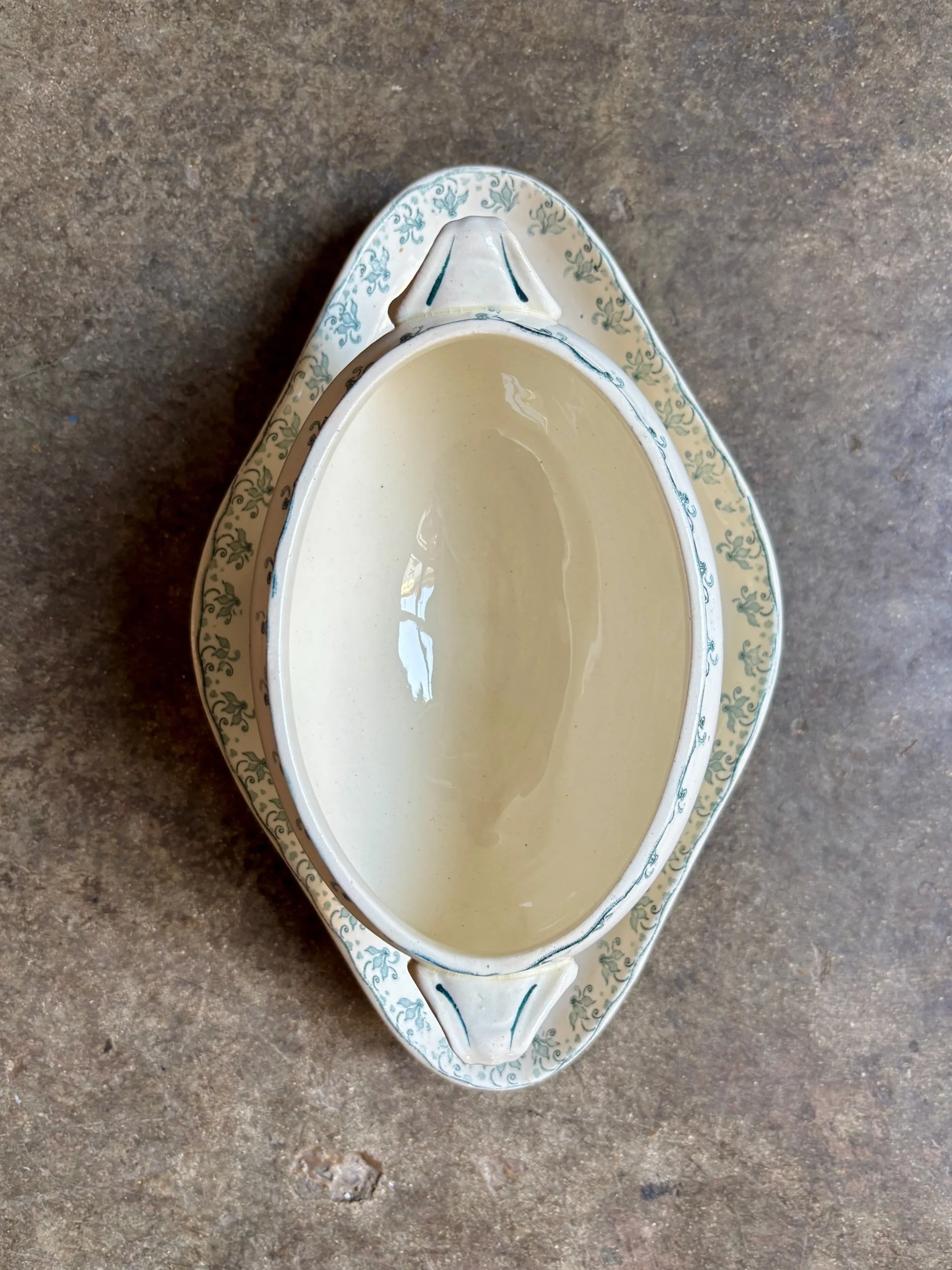 sauciere-boulenger-choisy-le-roi-terre-de-fer-cyclamen-vaisselle-vintage-axs-design-paris-france