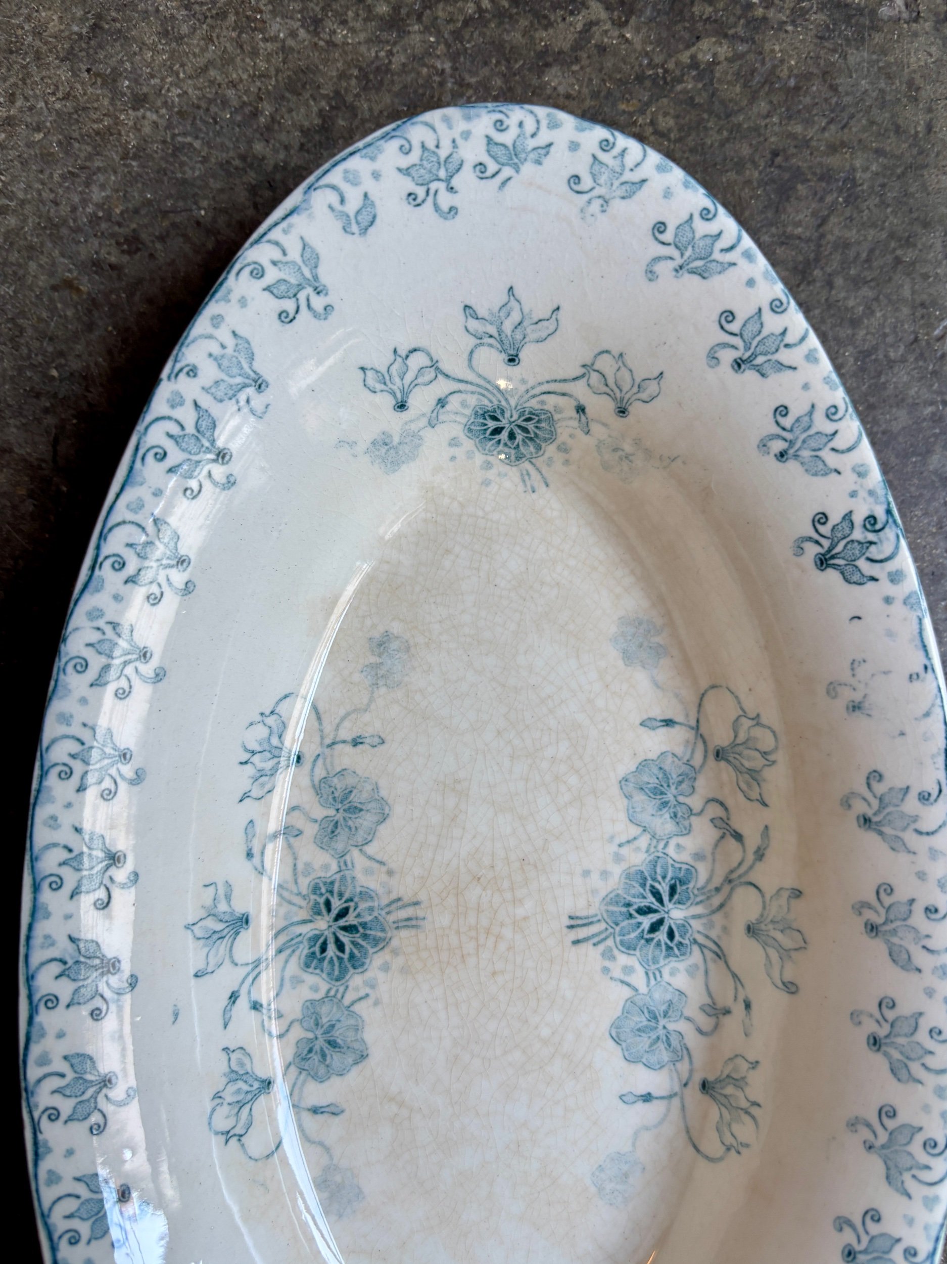 ravier-boulenger-choisy-le-roi-terre-de-fer-cyclamen-vaisselle-vintage-axs-design-paris-france