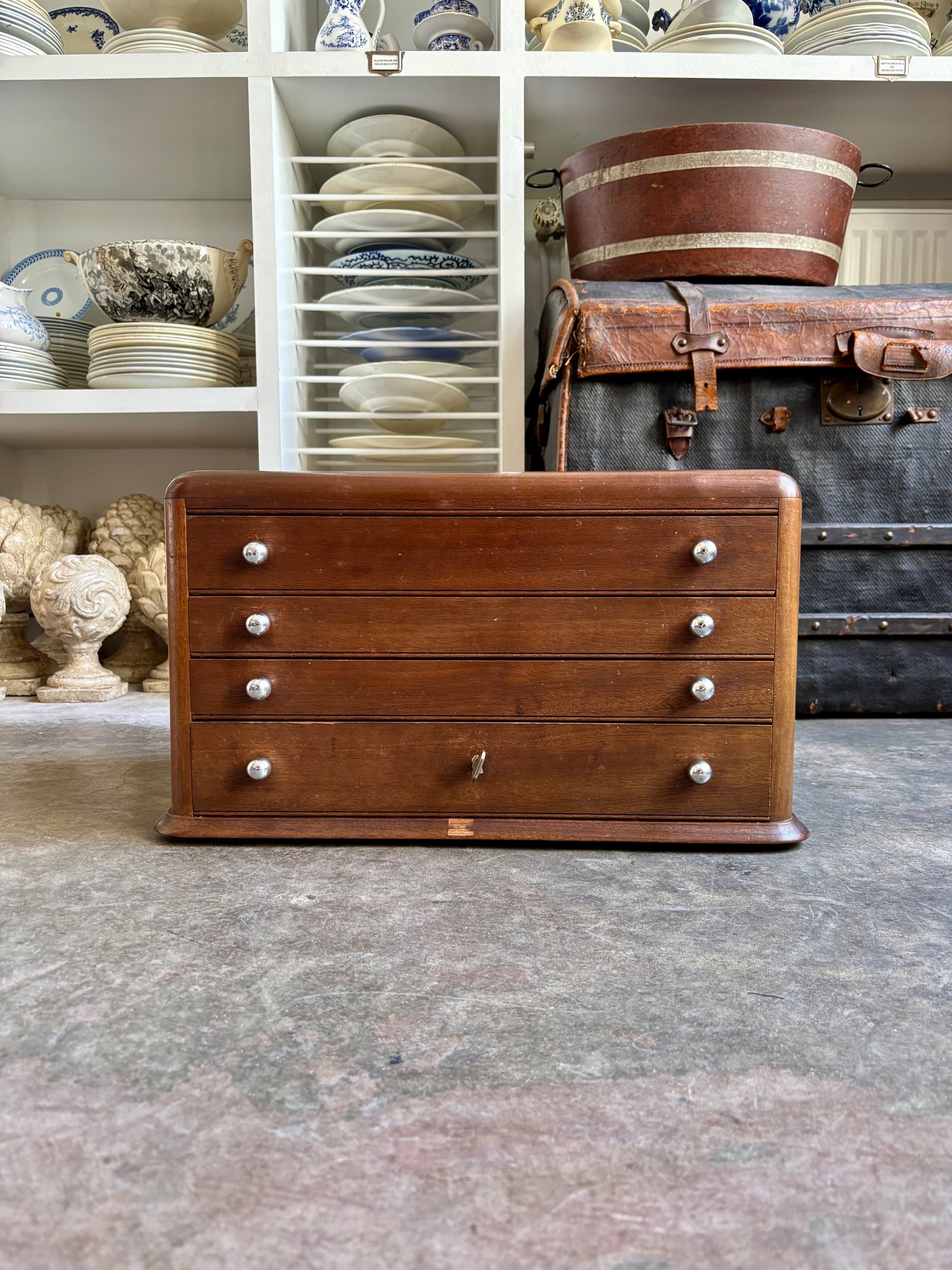 petit-meuble-rangement-art-deco-4-tiroirs-bois-fonce-papier-peint-antoinette-poisson-vintage-axs-design-paris-france
