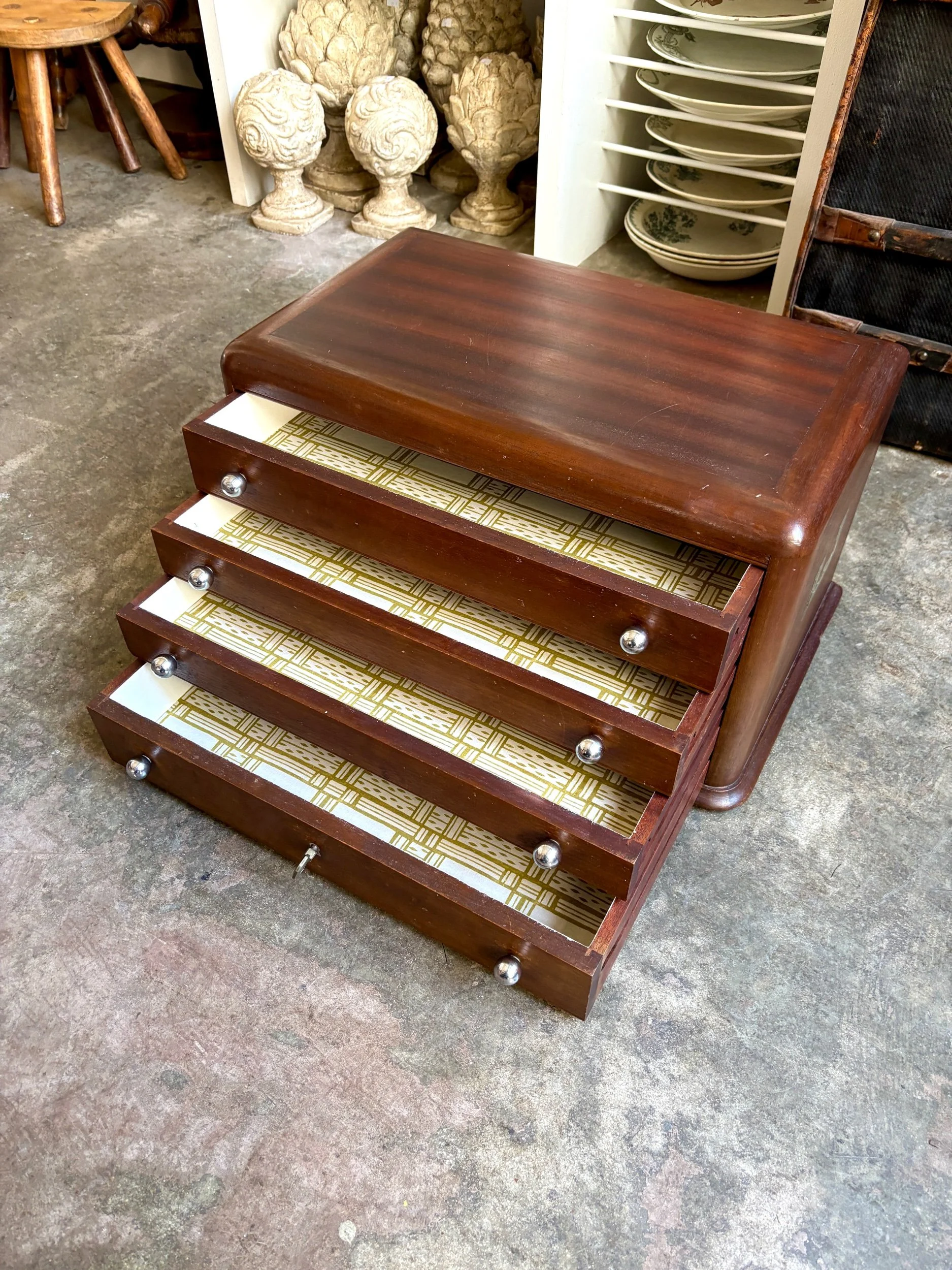 petit-meuble-rangement-art-deco-4-tiroirs-bois-fonce-papier-peint-antoinette-poisson-vintage-axs-design-paris-france